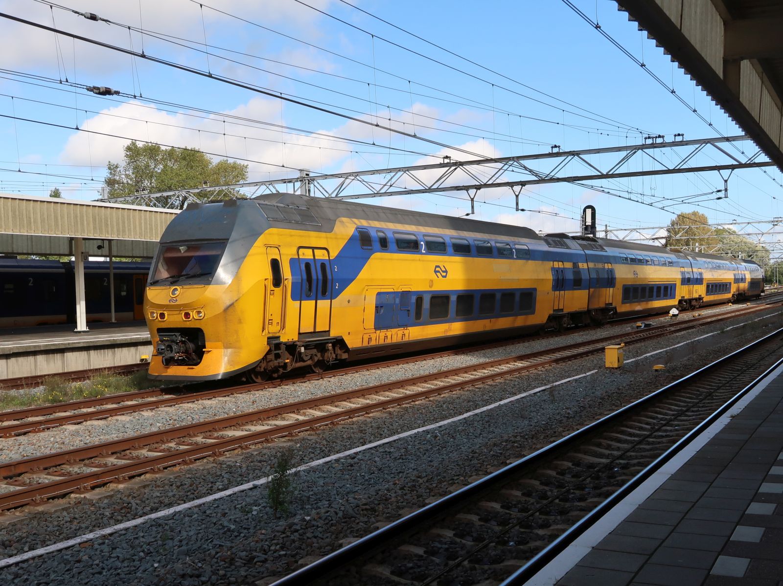 NS DD-IRM Triebzug 9562 Gleis 7 Bahnhof Leiden Centraal Station 07-10-2024.

NS DD-IRM treinstel 9562 binnenkomst via spoor 7 Leiden CS 07-10-2024.