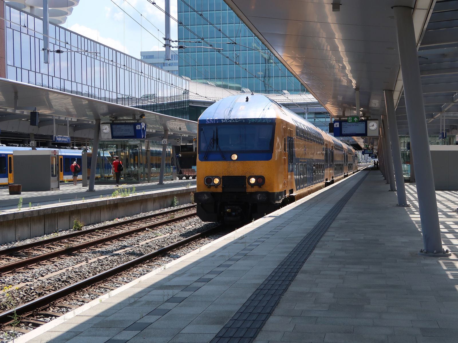 NS DDZ-IV Triebzug 7505 Abfahrt Gleis 8 Utrecht Centraal Station 18-06-2025.

NS DDZ-IV treinstel 7505 vertrek spoor 8 Utrecht Centraal Station 18-06-2025.