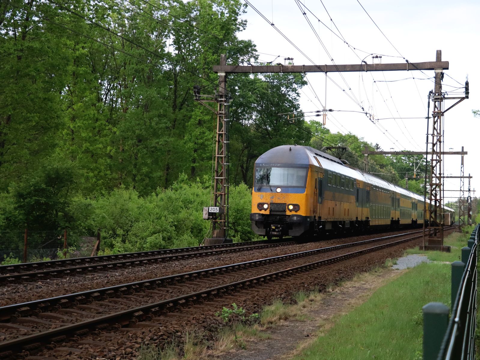 NS DDZ Triebzug 7533 und 7645 Veenweg, Holten 07-05-2026.

NS DDZ treinstel 7533 en 7645 Veenweg, Holten 07-05-2026.