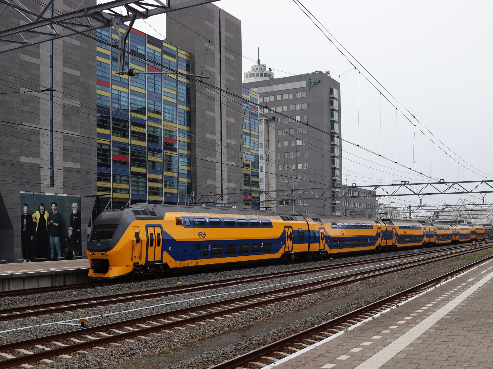 NS IRM Triebzug 8645 Gleis 5 Leiden Centraal 24-08-2023.

NS IRM treinstel 8645 spoor 5 Leiden Centraal 24-08-2023.