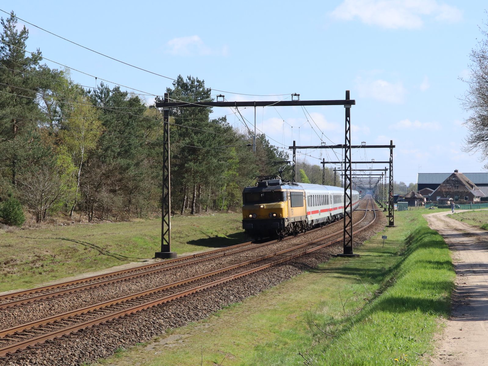 NS Lokomotive 1750 mit Intercity von Berlin nach Amsterdam. Veenweg, Holten 23-04-2023.

NS locomotief 1750 met Intercity van Berlijn naar Amsterdam. Veenweg, Holten 23-04-2023.
