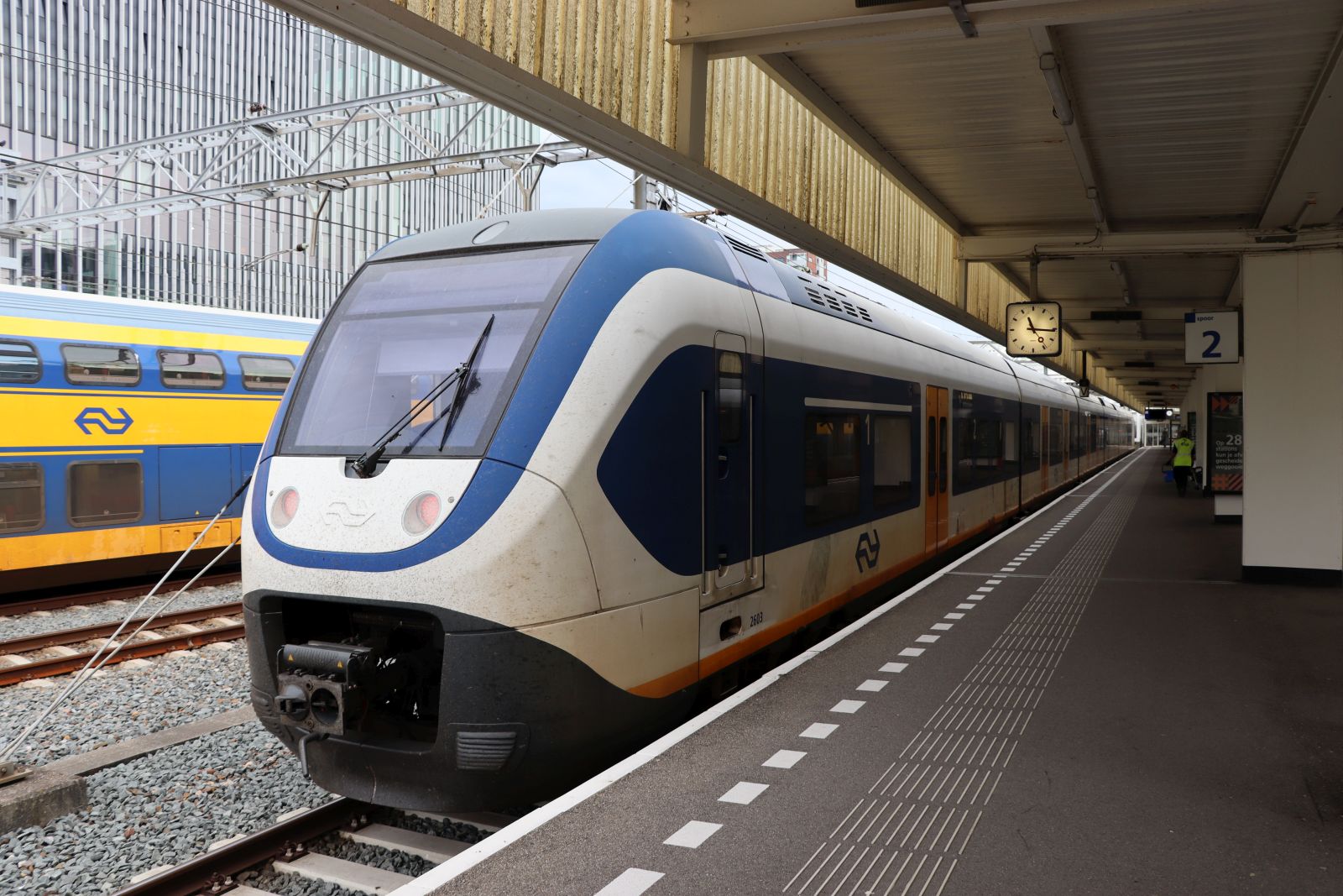 NS SLT Triebzug 2603 Gleis 2 Leiden Centraal 24-08-2023.

NS SLT treinstel 2603 spoor 2 Leiden Centraal 24-08-2023.