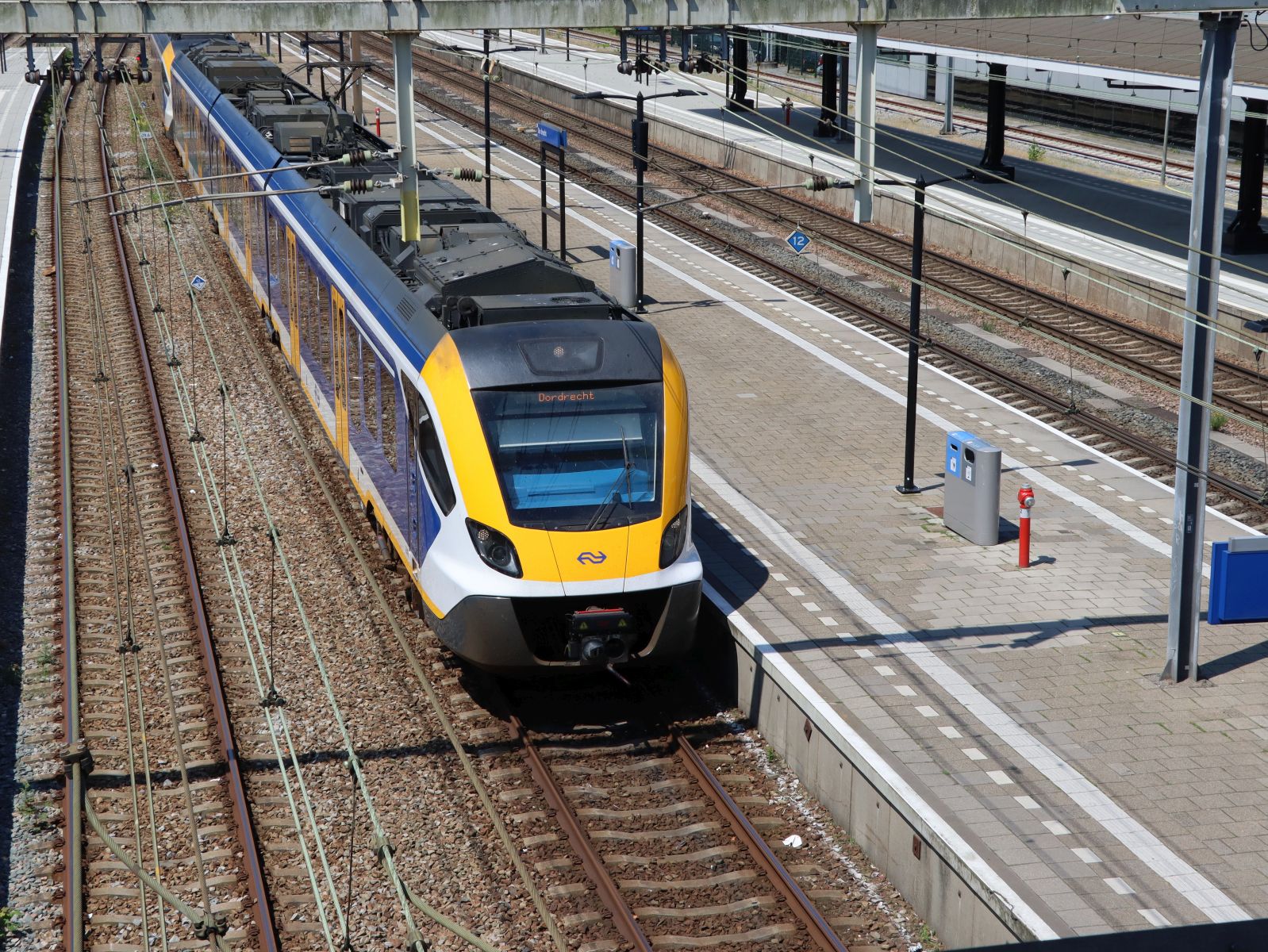 NS SNG Triebzug 2302 und 2752 Gleis 3 Bahnhof Dordrecht 25-06-2024.

NS SNG treinstel  2302 en 2752 spoor 3 station Dordrecht 25-06-2024.