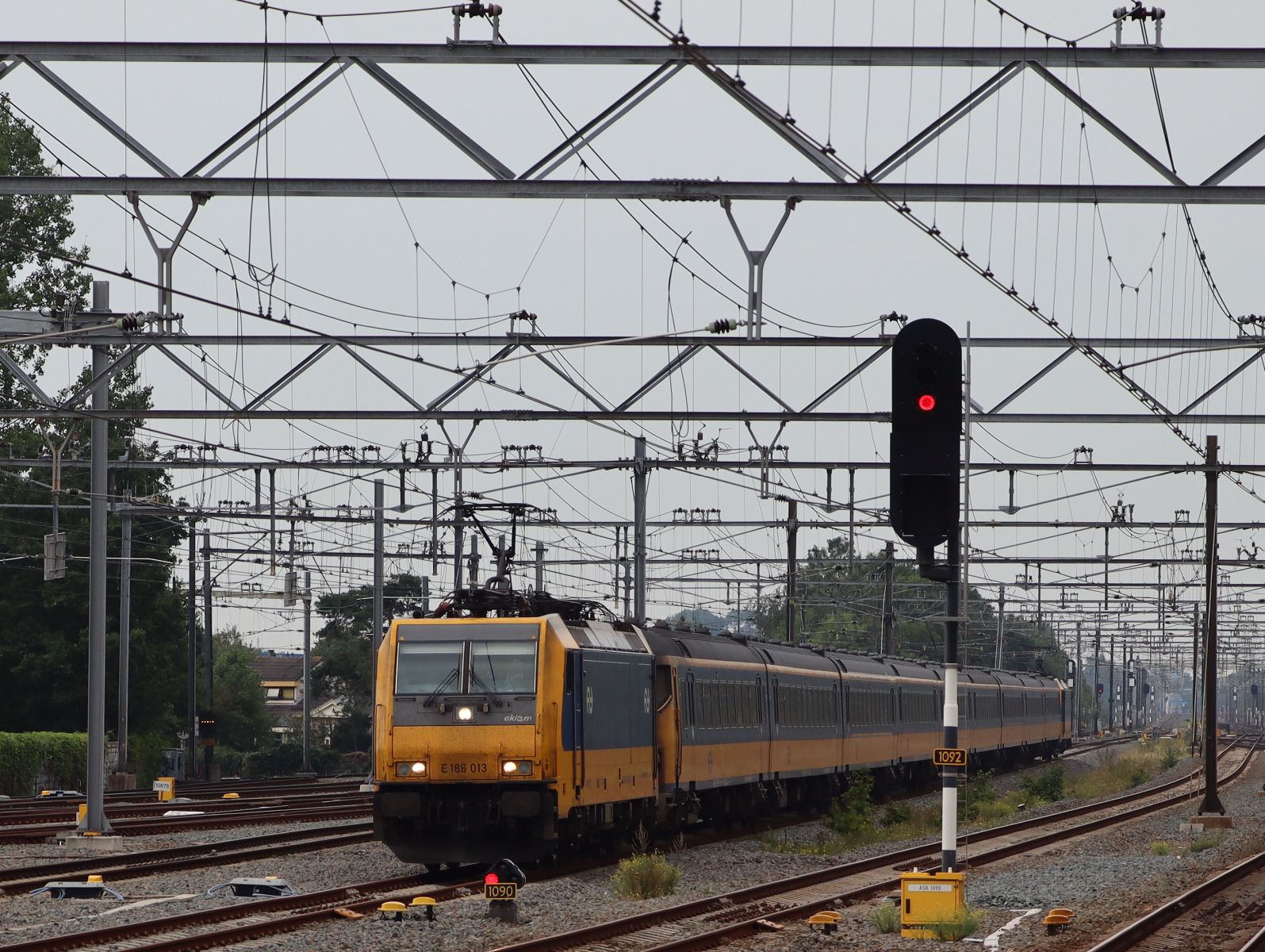 NS TRAXX Lokomotive 186 013-6 ( 91 84 1186 013-6 NL-NS ) durchfahrt Leiden Centraal 24-08-2023.


NS TRAXX locomotief 186 013-6 ( 91 84 1186 013-6 NL-NS ) doorkomst Leiden Centraal 24-08-2023.