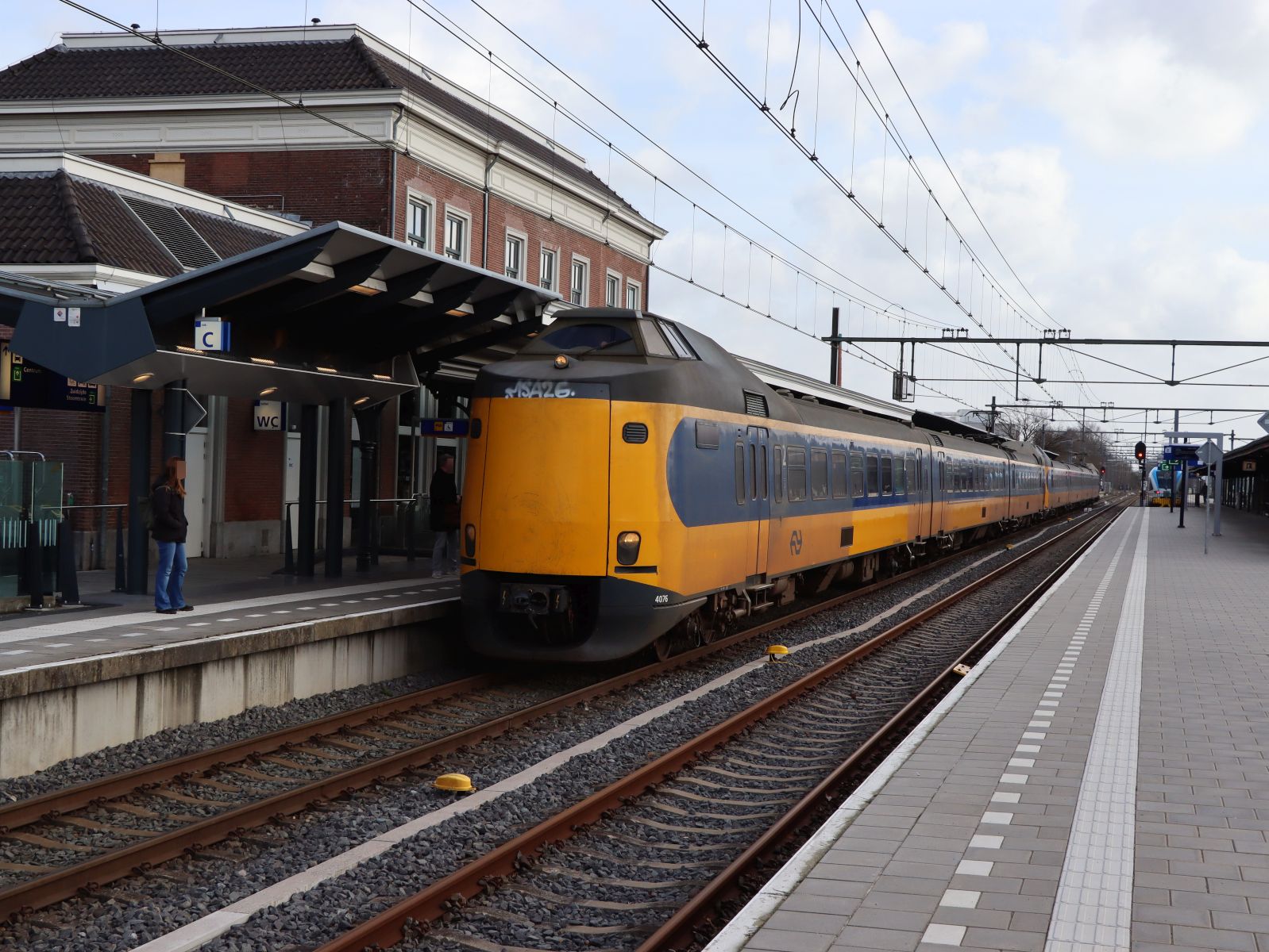 NS Triebzug ICM 4076 und 4236 Gleis 1 Bahnhof Apeldoorn 12-03-2026.

NS treinstel ICM 4076 en 4236 spoor 1 station Apeldoorn 12-03-2026.