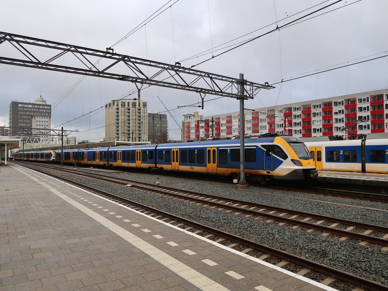 NS Triebzug SNG 2711 und 2740 Gleis 2 Leiden Centraal 13-11-2023.

NS treinstel SNG 2711 en 2740 spoor 2 Leiden Centraal 13-11-2023.