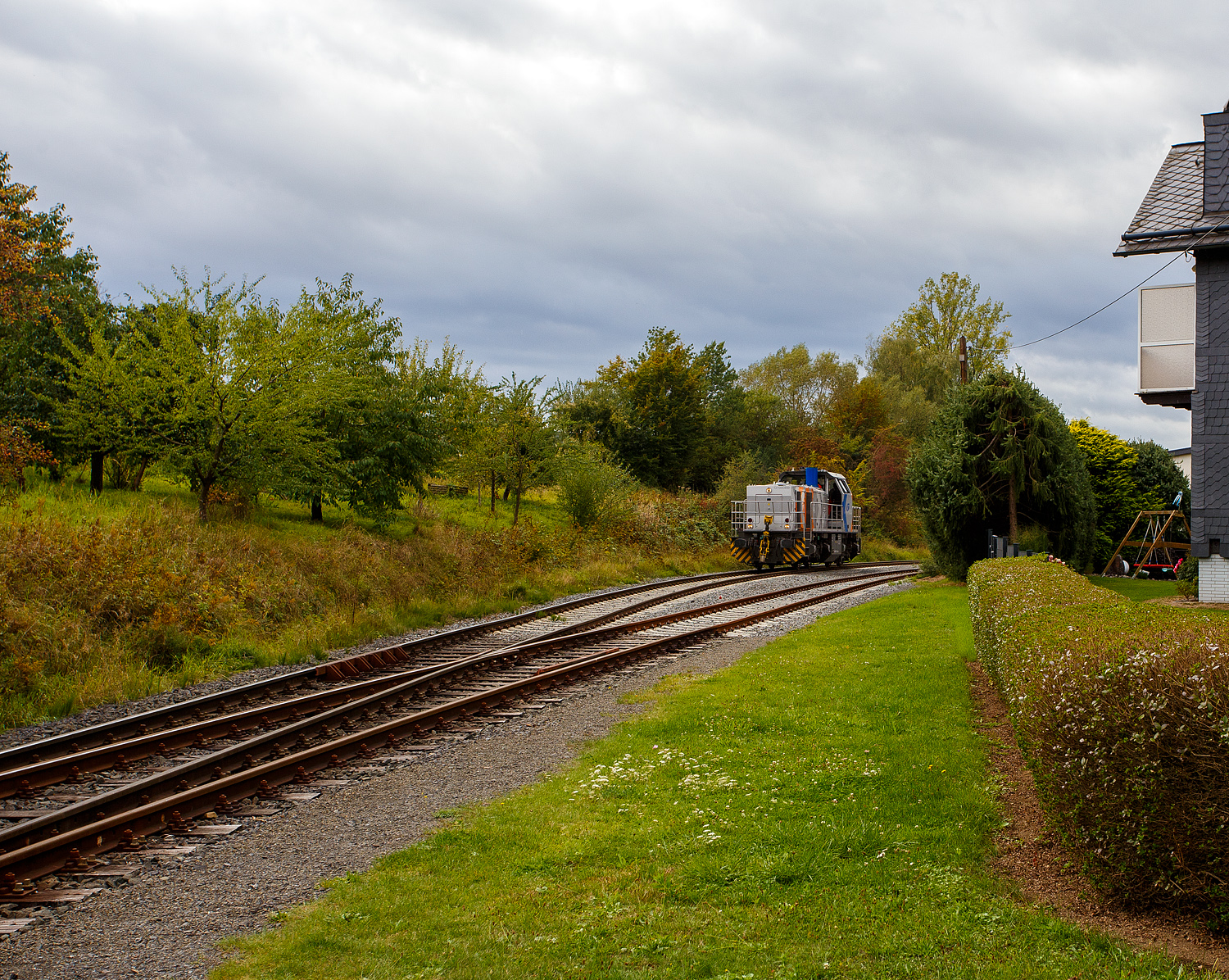 Nun am 18 September 2025 rangiert die KSW 47 (92 80 1271 027-5 D-KSW), ex D 2 der HFM, eine Vossloh G 1000 BB der KSW (Kreisbahn Siegen-Wittgenstein) am KSW Rbf Herdorf (Betriebsstätte FGE -Freien Grunder Eisenbahn) und übernimmt den ersten Teil eines Coilzugs um diesen dann weiter zu den Schäfer Werke KG am Pfannenberg in Neunkirchen-Salchendorf zuziehen. 
