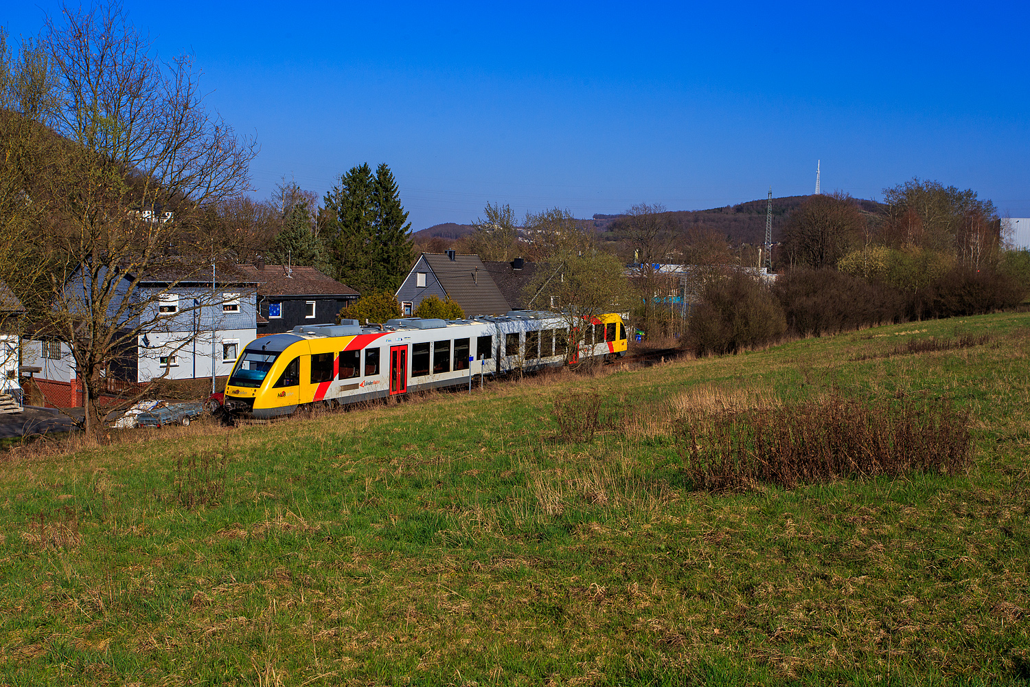 Nun fährt der VT 252 (95 80 0648 152-6 D-HEB / 95 80 0648 652-5 D-HEB), ein Alstom Coradia LINT 41 der HLB (Hessische Landesbahn), ex Vectus VT 252, in der Gegenrichtung, als RB 96 „Hellertalbahn“ von Neunkirchen (Kr Siegen) nach Betzdorf/Sieg, hier am 19 März 2026 in Neunkirchen-Struthütten.

Der Alstom Coradia LINT 41 wurde 2004 von der ALSTOM Transport Deutschland GmbH (vormals LHB - Linke-Hofmann-Busch GmbH) in Salzgitter-Watenstedt unter der Fabriknummer 1188-002 gebaut und an die vectus Verkehrsgesellschaft mbH geliefert, mit dem Fahrplanwechsel am 14.12.2014 wurden alle  Fahrzeuge der vectus nun Eigentum der HLB.