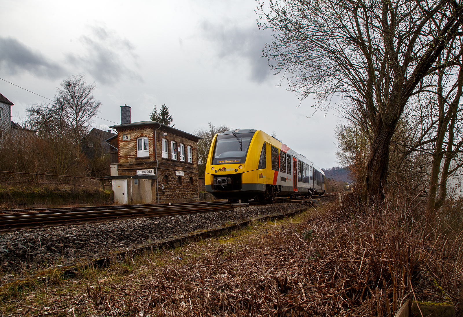 Nun fahren die Triebwagen der HLB RB 96 „Hellertalbahn“ auch endlich wieder den Bahnhof Herdorf an. Leider ist aber dann in Herdorf am Hp Königstollen Schluss, ab dort gibt es dann von und nach Betzdorf (Sieg) SEV. Nach dem Hangrutsch (Felssturz) am 23. Dezember 2022 in Herdorf kurz hinter dem Hp  Königsstollen (bei km 88,4), ist der Abschnitt nach Betzdorf weiterhin bis mindestens bis zum kleinen Fahrplanwechsel am 11. Juni 2023, gesperrt. Aber diese ungewöhnliche Führung bis zum Hp  Königsstollen, über den Bahnhof Herdorf hinaus ist nötig, denn in den nächsten Tagen sollen die der Abriss und der Neubau der „Hellerbrücke“ der Hellerstraße (bei „Steinaus Eck“) beginnen und der SEV wäre so nur noch über Daaden oder Kirchen möglich.

Der VT 506 (95 80 1648 106-0 D-HEB / 95 80 1648 606-9 D-HEB), ein Alstom Coradia LINT 41 der neuen Generation / neue Kopfform, der HLB (Hessische Landesbahn GmbH) verlässt am 20.03.2023, als RB 96 „Hellertalbahn“ nach Neunkirchen (Kr. Siegen), den Bahnhof Herdorf.

Links das 1901 gebaute mechanische Weichenwärter Stellwerk Herdorf ost (Ho). Die beiden Stellwerke in Herdorf (Hf und Ho) sind in der Bauform Jüdel. Die Stellwerke der Bauform Jüdel (Max Jüdel & Co, Braunschweig) sind neben der Einheitsbauform am häufigsten in Deutschland anzutreffen. Viele andere Stellwerkshersteller haben Jüdel-Stellwerke in Lizenz gefertigt und dabei mehr oder weniger starke Änderungen vorgenommen.