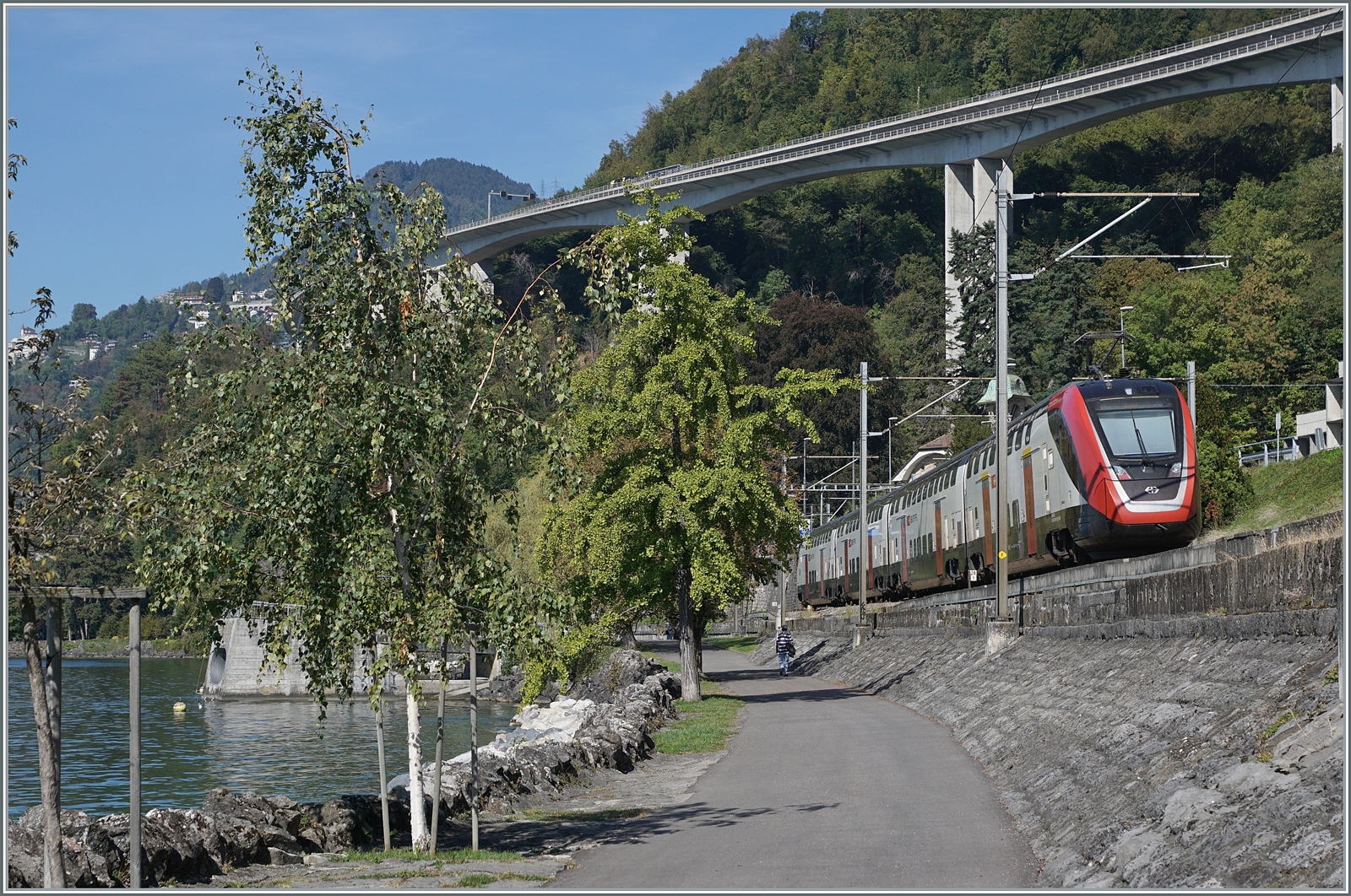 Obwohl nur wenige Kilometer von hier gebaut, sind  Twindexx -Züge auf der Strecke Sion Lausanne nur selten zu sehen und verkehren hier nicht im Planbetrieb. Und so wurde ich einmal mehr von eine Twindexx überrascht, so dass hier nur ein Schnappschuss gezeigt werden kann. 
Bei Villeneuve, am 27. Sept. 2023