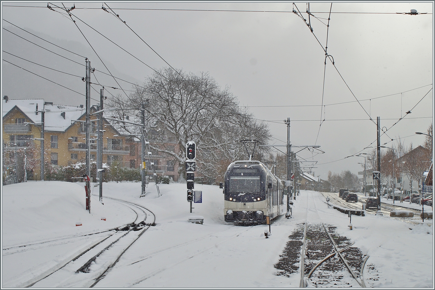 Obwohl zwischenzeitlich (und dies kurz vor Weihnachten) der Frühling eingezogen ist, zeigte sich der Bahnhof von Blonay in der zweiten Novemberhälfte herrlich verschneit: Links im Bild ist die Strecke in Richtung Les Pléiades zu erkennen in der Mitte des Bildes wartet der CEV MVR ABeh 2/6 7508 auf einen nächsten Einsatz und recht im Bild ruht unter der Schneedecke die B-C Strecken nach Chamby. 21. November 2025