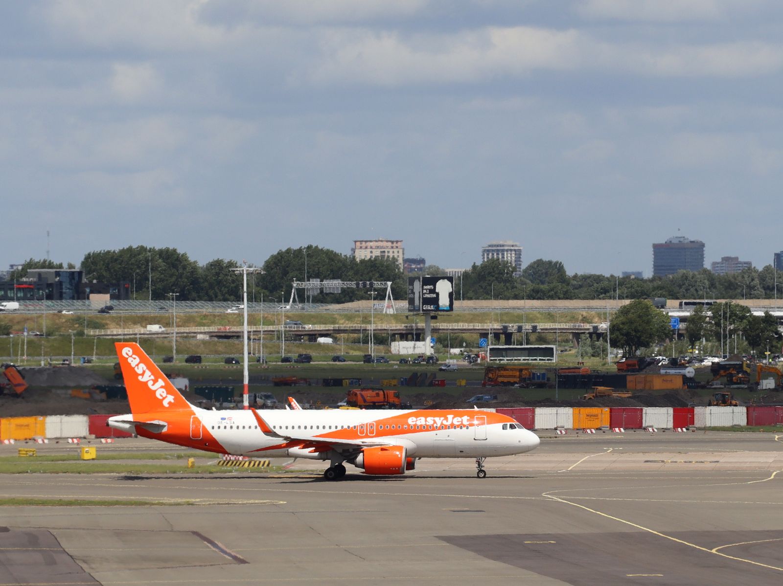 OE-LSA EasyJet Airbus A320-251N Erstflug dieses Flugzeugs war am 22-06-2018.  Flughafen Schiphol Amsterdam, Niederlande 23-06-2025.

OE-LSA EasyJet Airbus A320-251N Eerste vlucht van dit vliegtuig was op 22-06-2018. Luchthaven Schiphol 23-06-2025.