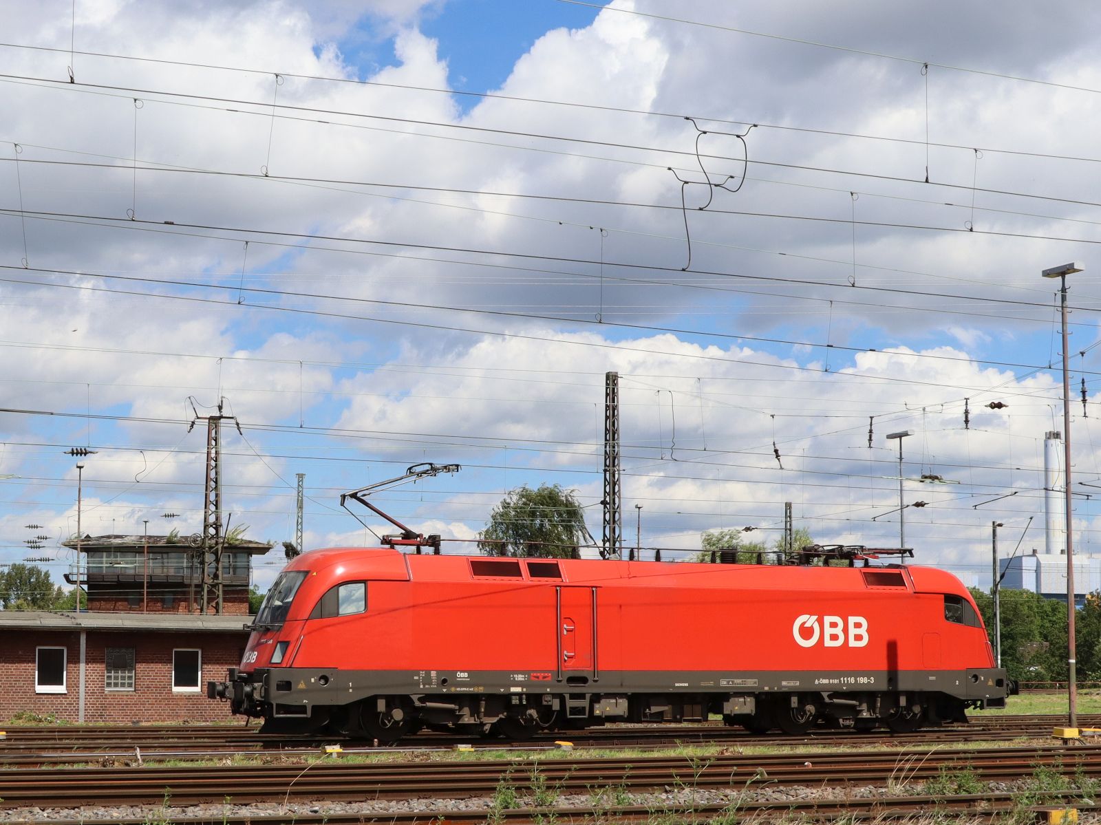 BB Taurus Lokomotive 1116 198-3 Gterbahnhof Oberhausen West, Deutschland 11-07-2024.

BB Taurus locomotief 1116 198-3 goederenstation Oberhausen West Duitsland 11-07-2024.