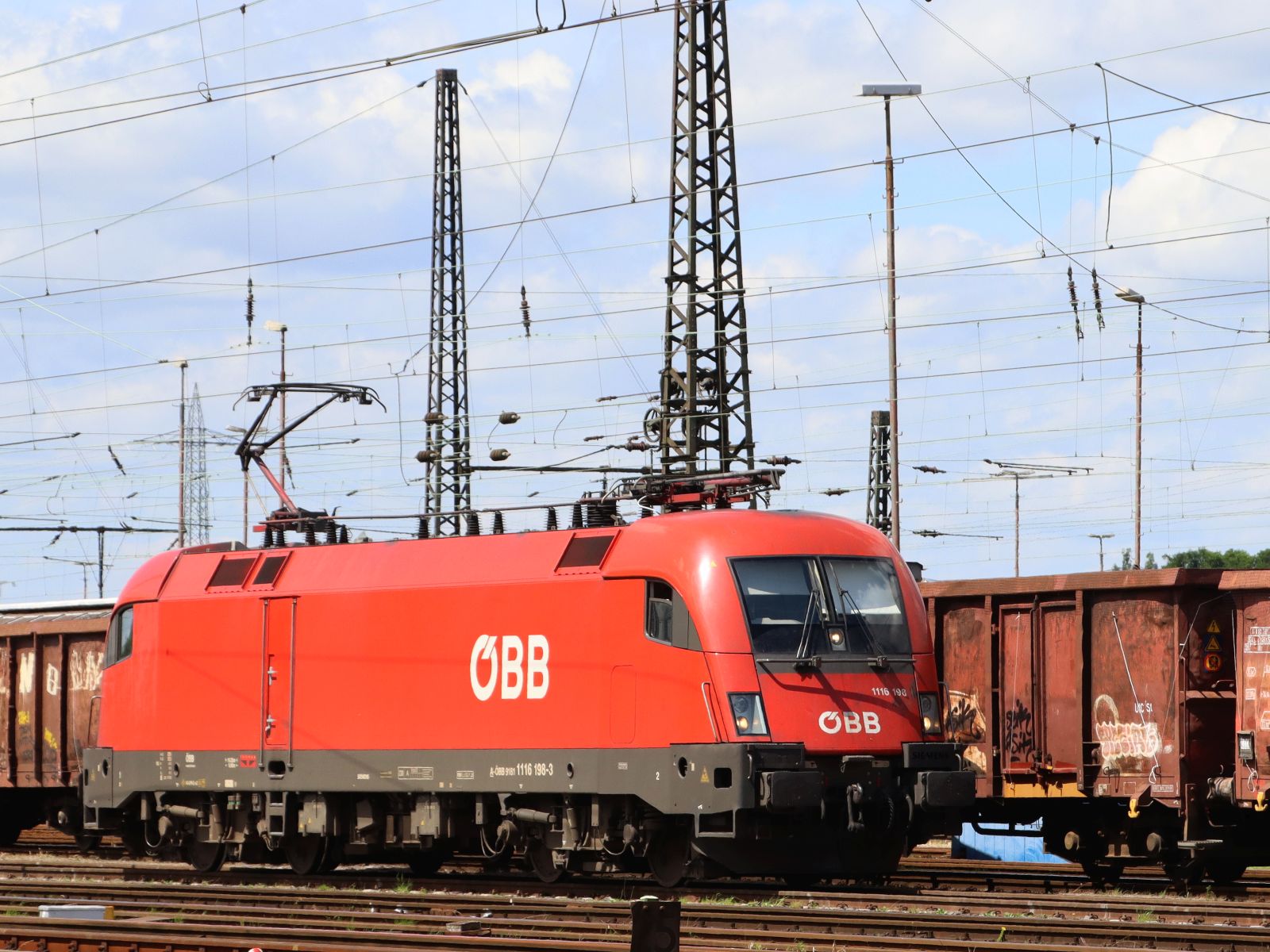 BB Taurus Lokomotive 1116 198-3 Gterbahnhof Oberhausen West, Deutschland 11-07-2024.

BB Taurus locomotief 1116 198-3 goederenstation Oberhausen West Duitsland 11-07-2024.