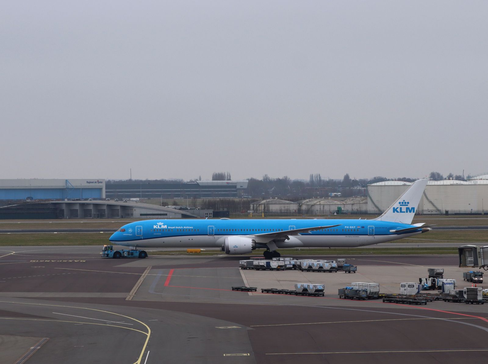 PH-BKF KLM Boeing 787-10 mit dem Name  Snowdrop / SneeuwKlokje . Erstflug dieses Flugzeugs war am  11-12-2019. Flughafen Schiphol Amsterdam, Niederlande 09-02-2026.


PH-BKF KLM Boeing 787-10 met de naam  Snowdrop / SneeuwKlokje . Eerste vlucht van dit vliegtuig was op 11-12-2019. Luchthaven Schiphol 09-02-2026.