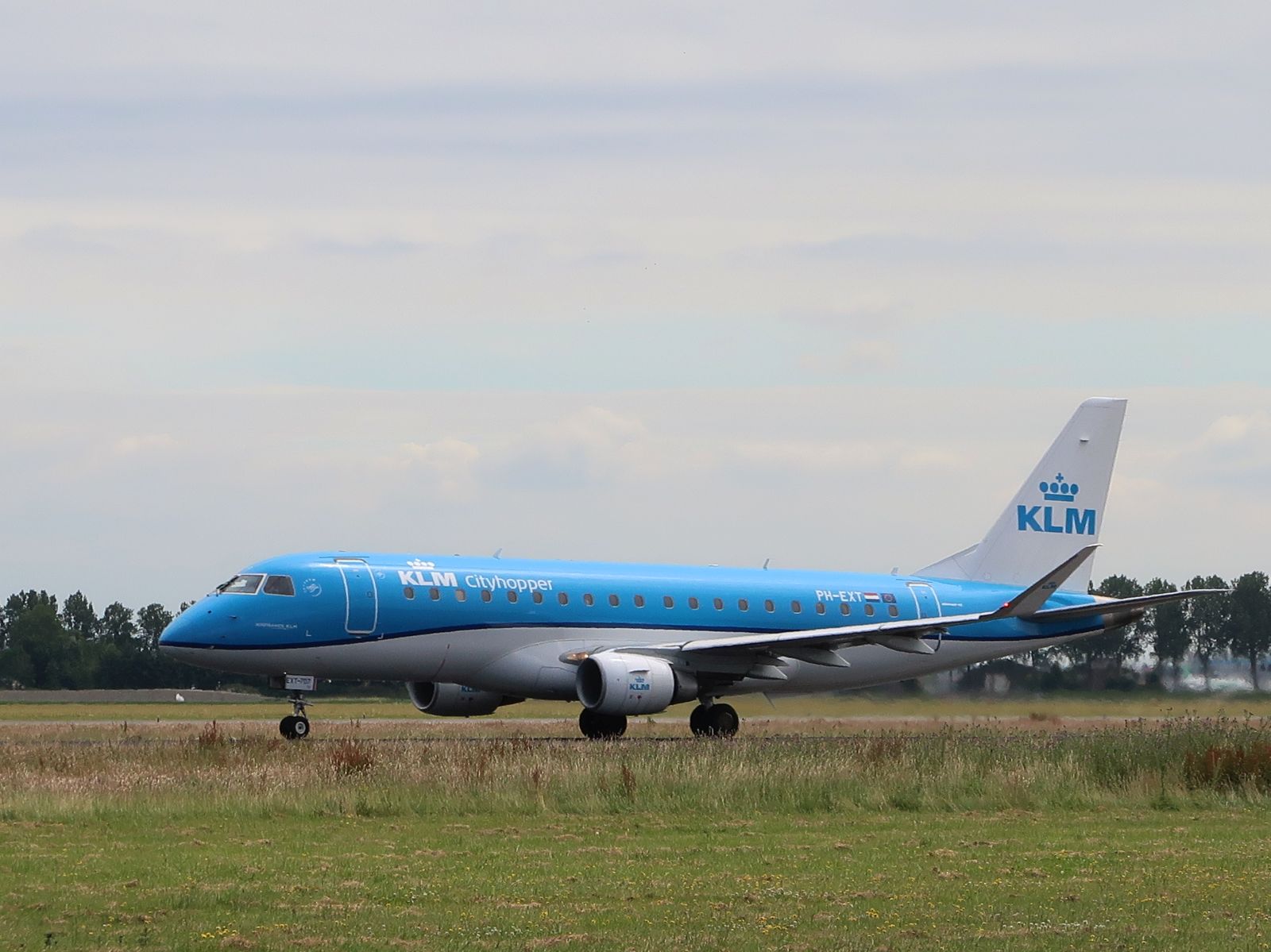 PH-EXT KLM Cityhopper Embraer 175STD Erstflug dieses Flugzeugs war am  04-01-2018. Flughafen Amsterdam Schiphol, Niederlande. Vijfhuizen 30-06-2024.

PH-EXT KLM Cityhopper Embraer 175STD eerste vlucht van dit vliegtuig was op 04-01-2018. Polderbaan luchthaven Schiphol. Vijfhuizen 30-06-2024.