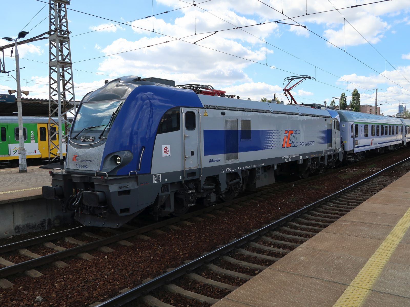 PKP Intercity Newag Griffin Lokomotive EU160-063 (91 51 5 170 264-3 PL-PKPIC EU160-063) Bahnhof Warszawa Wschodnia 11-08-2025.

PKP Intercity Newag Griffin locomotief EU160-063 (91 51 5 170 264-3 PL-PKPIC EU160-063) station Warszawa Wschodnia 11-08-2025.
