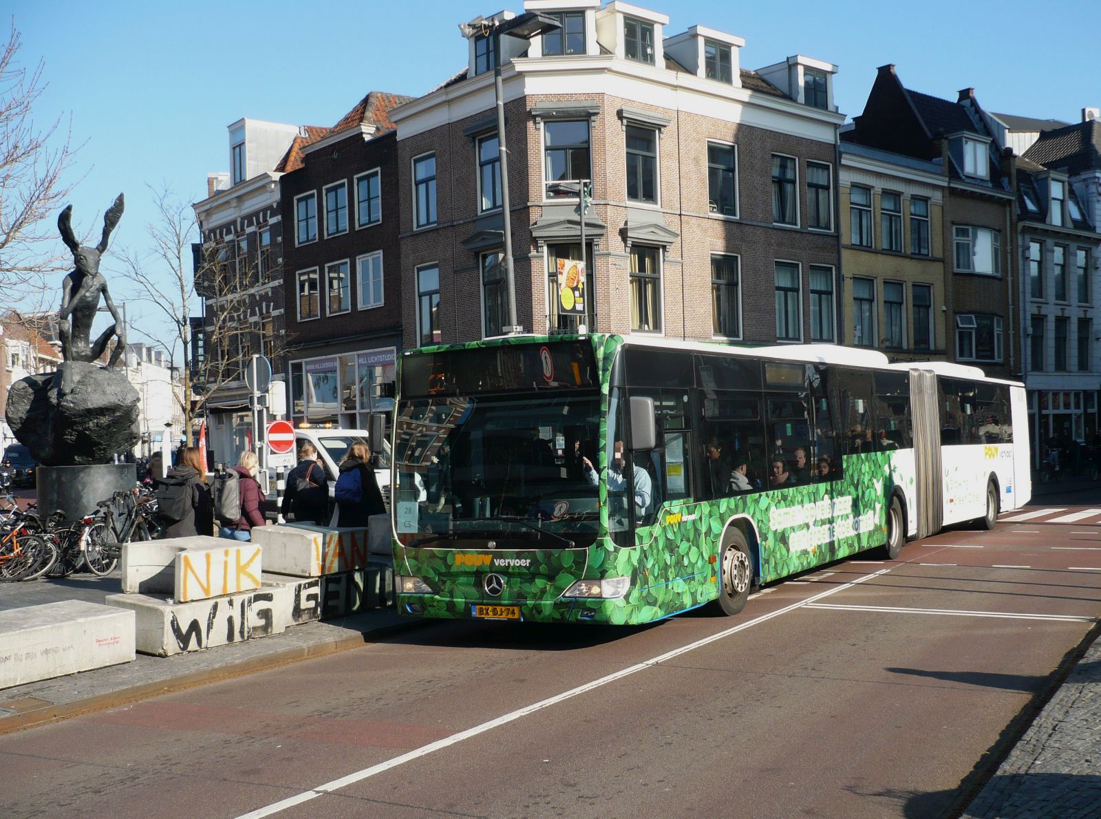 Pouw Vervoer Bus 356 Mercedes-Benz Citaro G Baujahr 2009 ex-GVB Amsterdam Bus 347. Neude, Utrecht 14-02-2023.

Pouw Vervoer bus 356 Mercedes-Benz Citaro G bouwjaar 2009 ex-GVBA bus 347. Neude, Utrecht 14-02-2023.