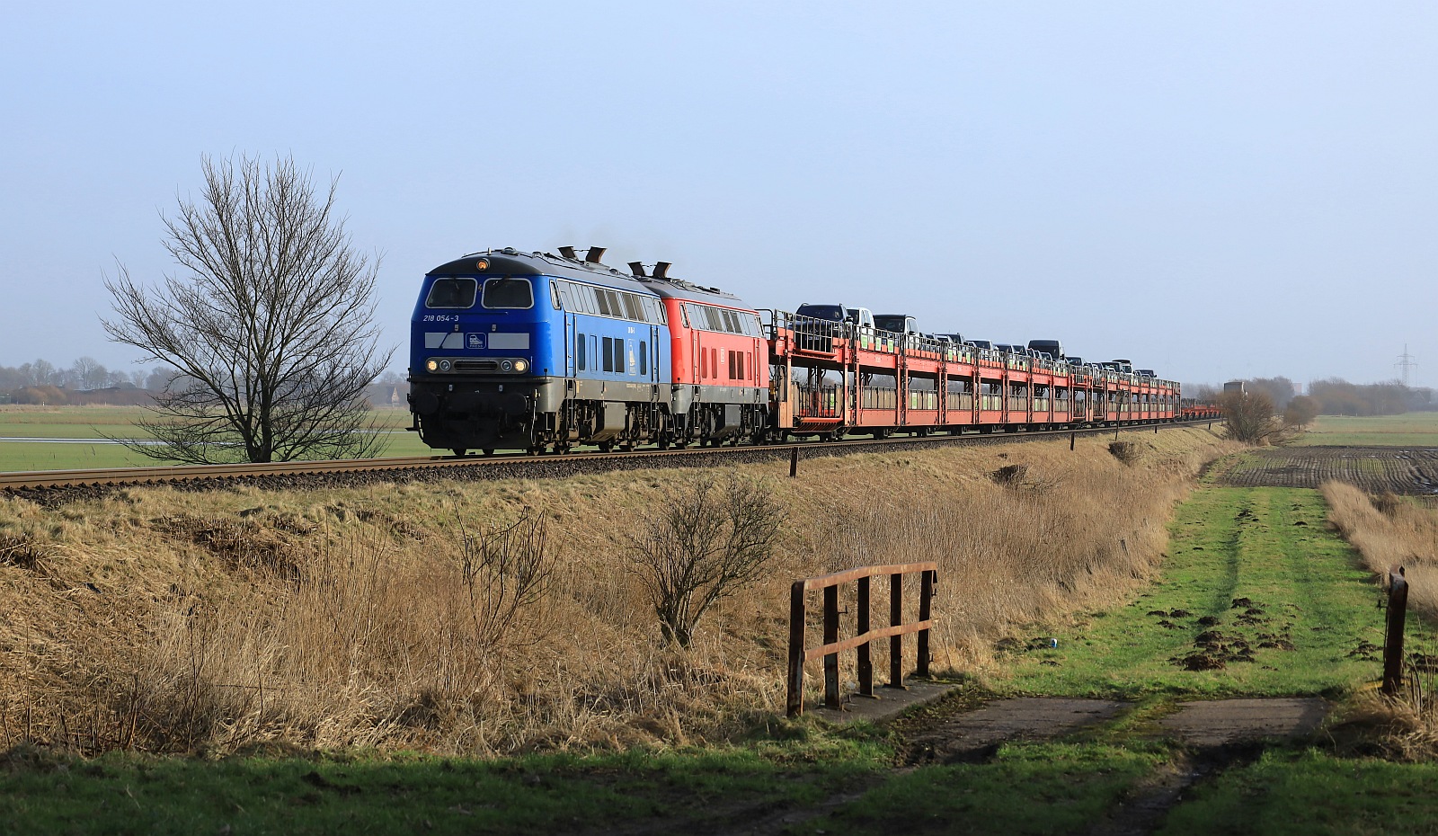 PRESS 218 448-9 + DB 218 369-7 mit SyltShuttle nach Westerland/Sylt. Bü Triangel 23.01.2024