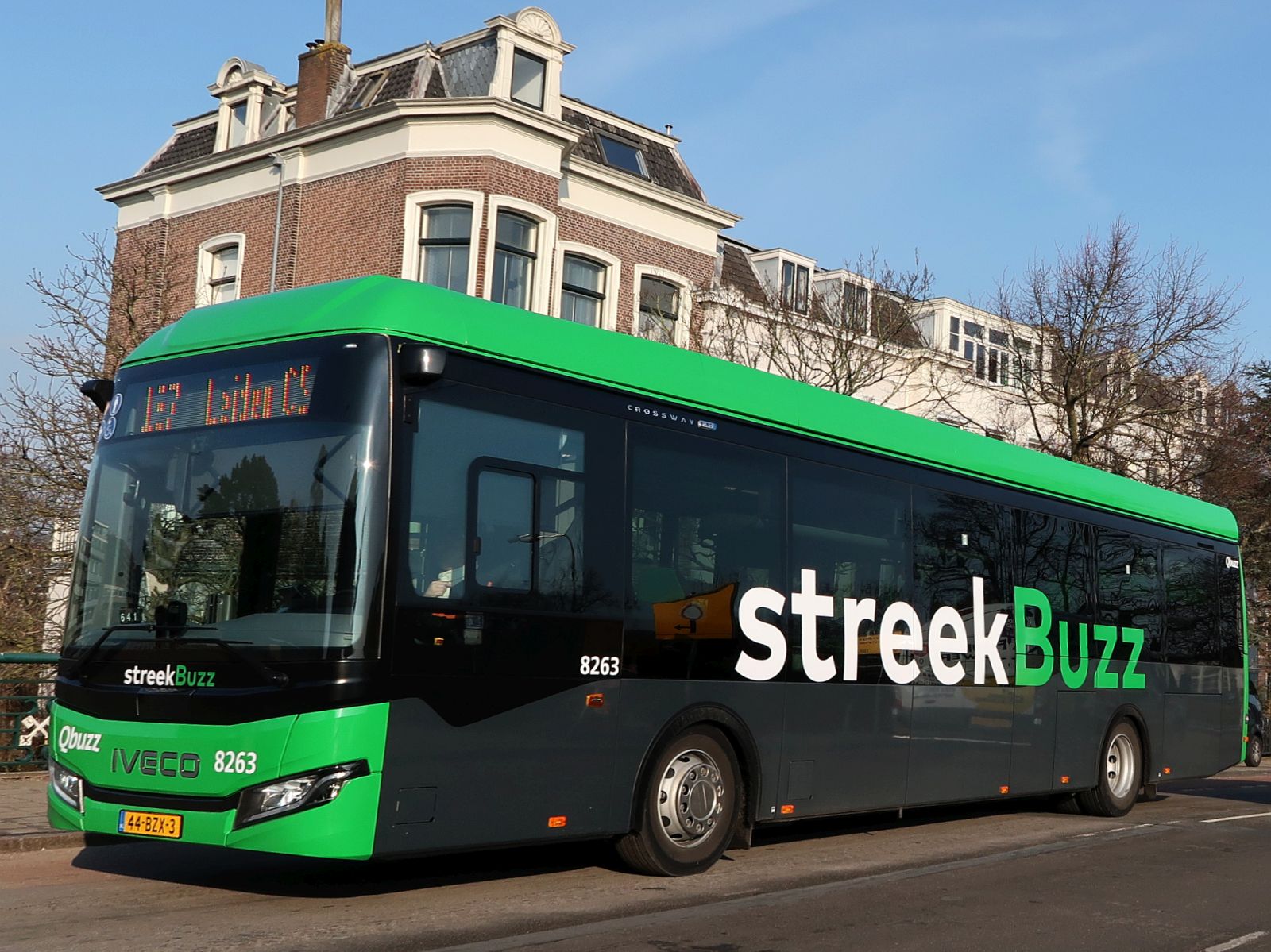Qbuzz Bus 8263 Iveco Bus Crossway LE ELEC 12 m Baujahr 2024. Haagbrug, Noordeindeplein, Leiden 03-02-2025.

Qbuzz bus 8263 Iveco Bus Crossway LE ELEC 12 m bouwjaar 2024. Haagbrug, Noordeindeplein, Leiden 03-02-2025.