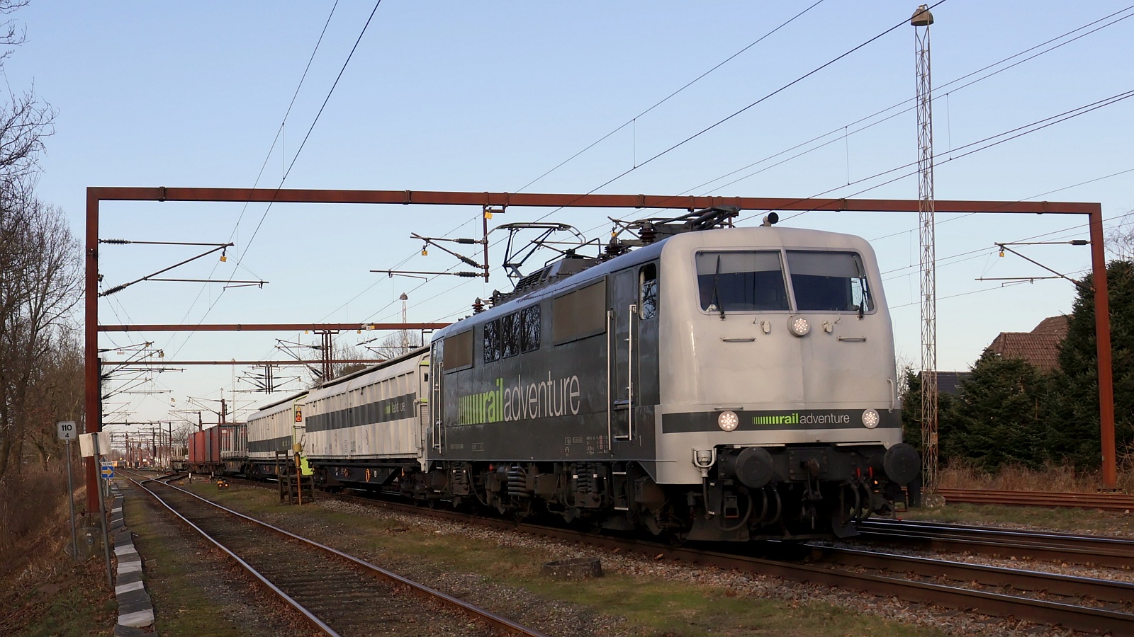 RailAdv 111 029-5 verlässt mit ihrem Zug Pattburg gen Süden. Pattburg 11.02.2025