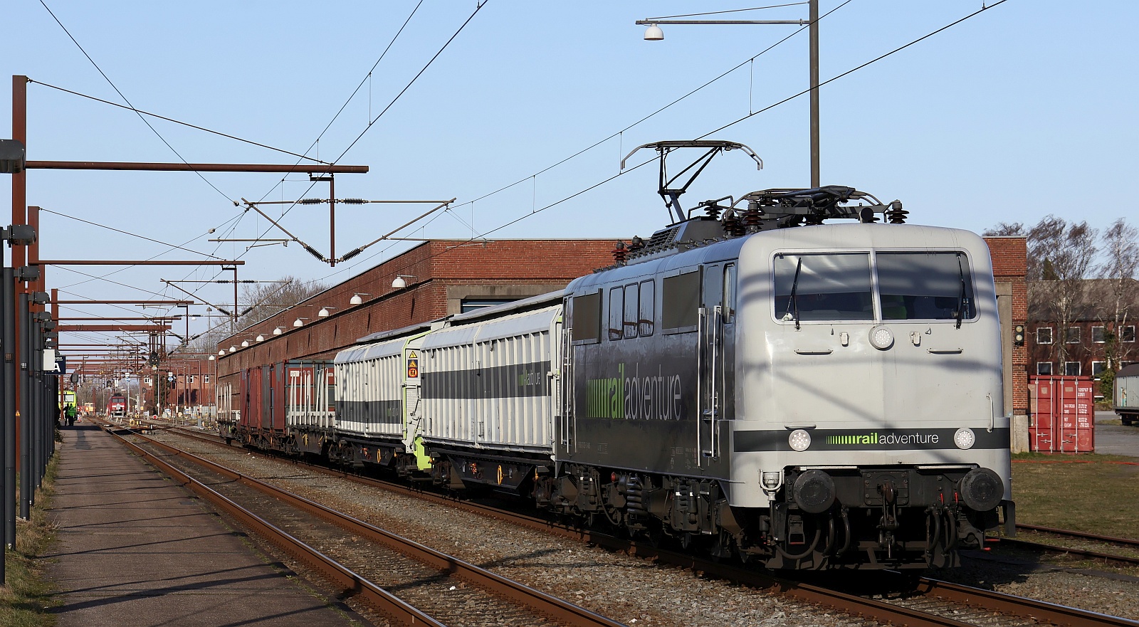 Railadventure 111 029-5 mit 2x Habfis 2x Sfps und einem Sffggmrrss beladen mit Containern wartet im Bahnhof Pattburg auf Ausfahrt. Pattburg/DK 11.02.2025