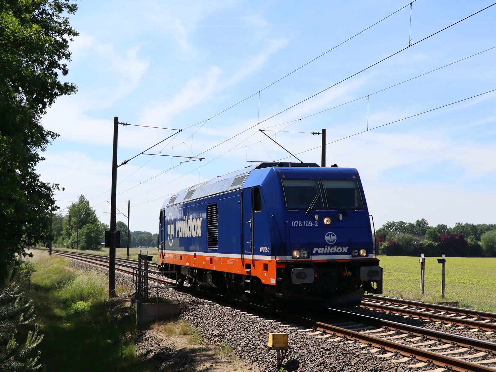Raildox Diesellokomotive 076 109-2 (92 88 0076 109-2 B-RDX) Bernte, Emsbüren 03-06-2022.

Raildox diesellocomotief 076 109-2 (92 88 0076 109-2 B-RDX) Bernte, Emsbüren 03-06-2022.