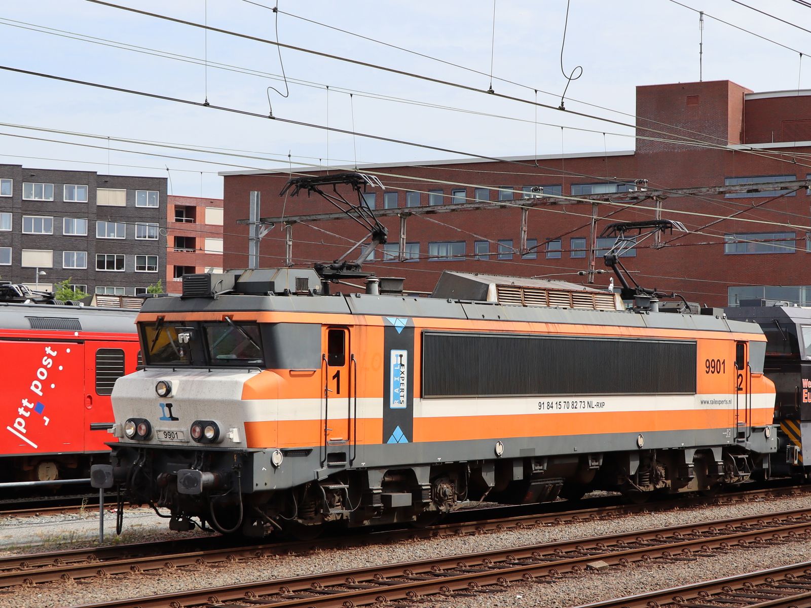 Railexperts Lokomotive 9901 (91 84 1570 827-3 NL-RXP) ex-NS 1627 Bahnhof Amersfoort Centraal 02-08-2022.

Railexperts locomotief 9901 (91 84 1570 827-3 NL-RXP) ex-NS 1627 station Amersfoort Centraal 02-08-2022.