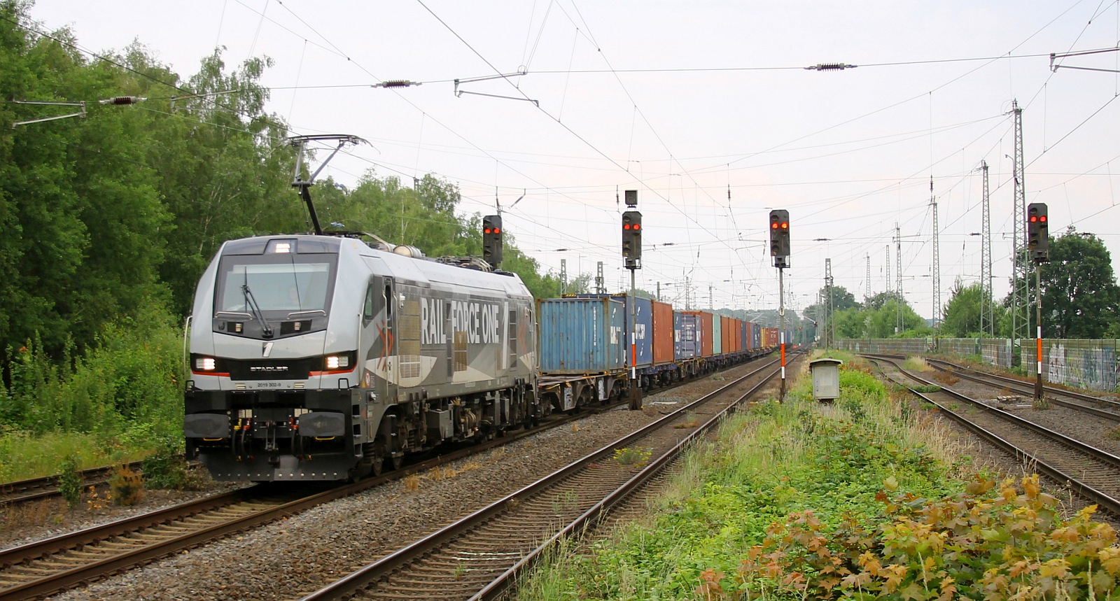 RailForceOne 2019 302-9 mit Containerzug. Viersen 06.06.2024