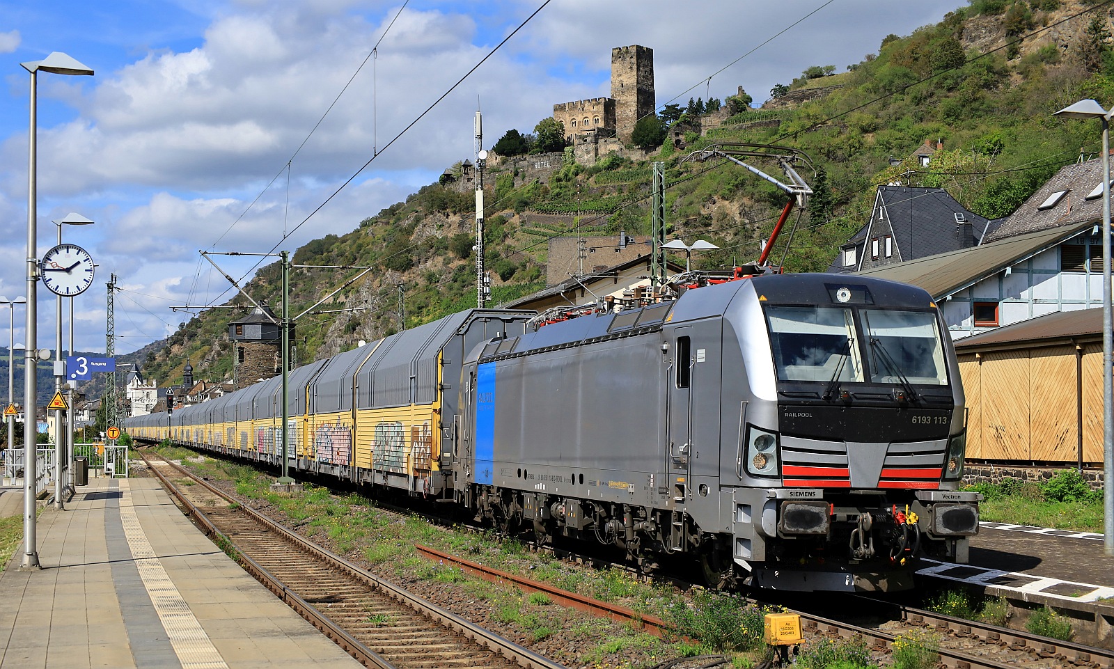 Railpool 193 113-8, REV/MMAL/04.05.23 mit Autotransportzug. Kaub am Rhein 14.09.2023