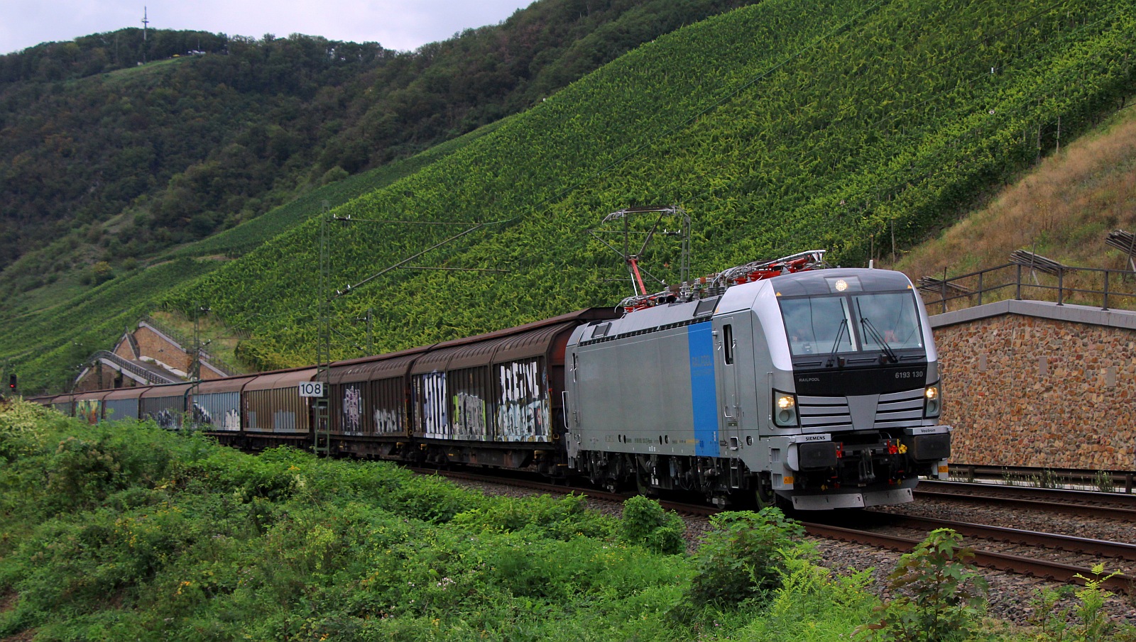 Railpool 193 130-2, REV/MMAL/05.07.23 mit italienischem H-Wagen Zug gen Norden. Bopparder Hamm 13.09.2023