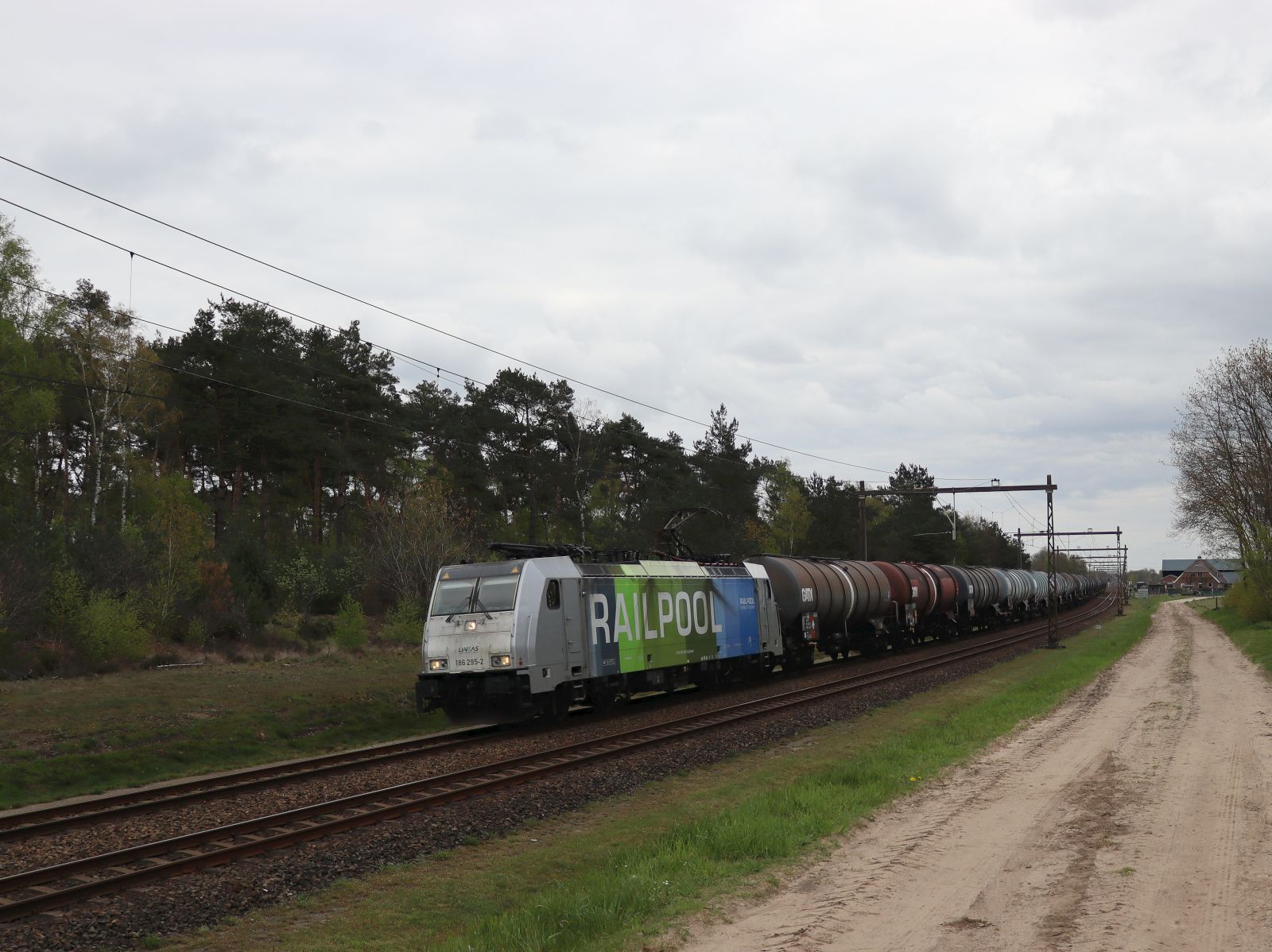 Railpool Lokomotive 186 295-2 mit Aufschrift Lineas. Veenweg, Holten 26-04-2023.

Railpool locomotief 186 295-2 met opschrift Lineas. Veenweg, Holten 26-04-2023.