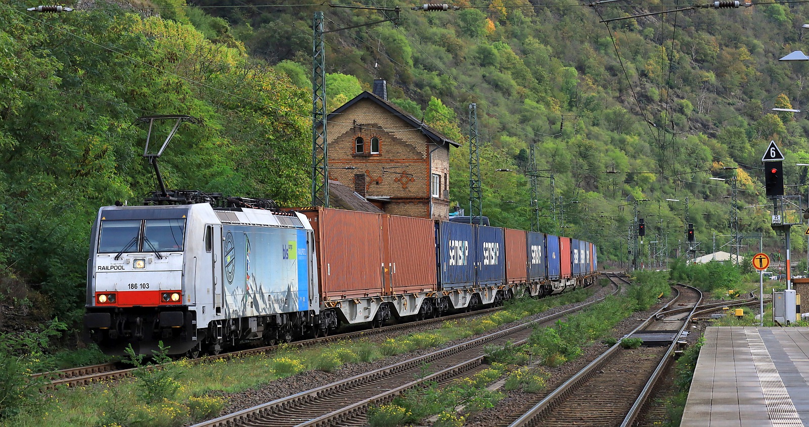 Railpool/BLS Cargo 186 103-8 mit SamSkip Containerzug. Kaub am Rhein 22.10.2023