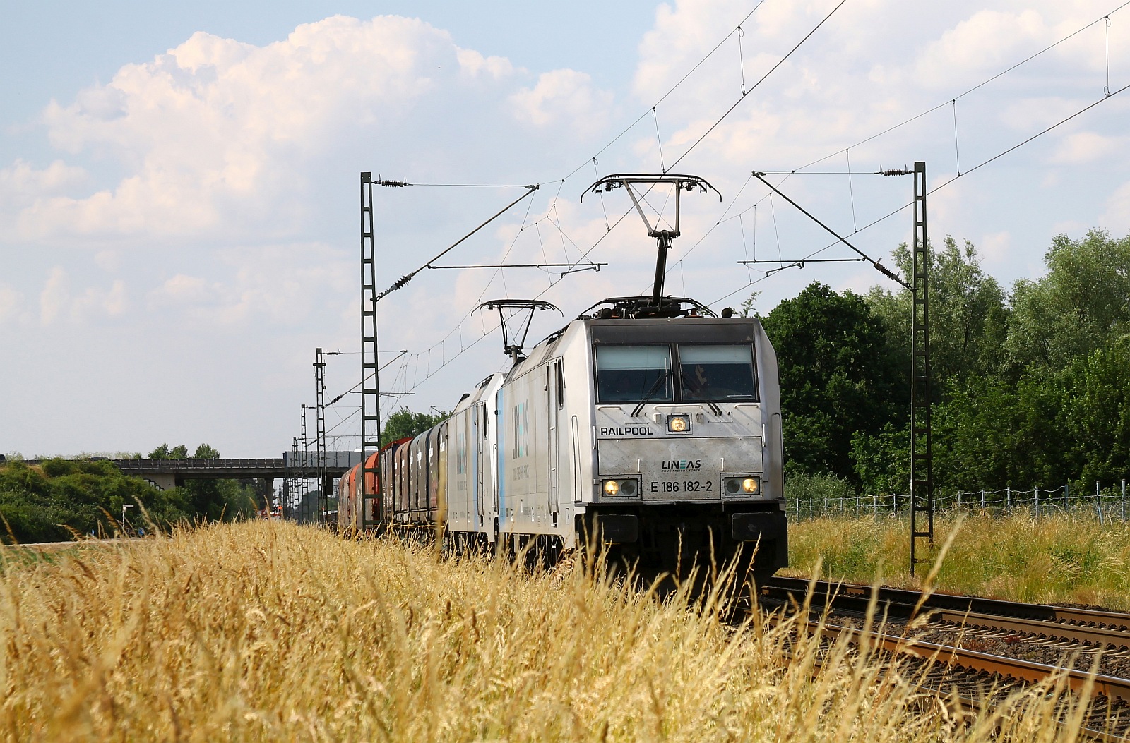 Railpool/Lineas 186 182-2 + 186 508-8 + Güterzug Kaarst 15.06.2023