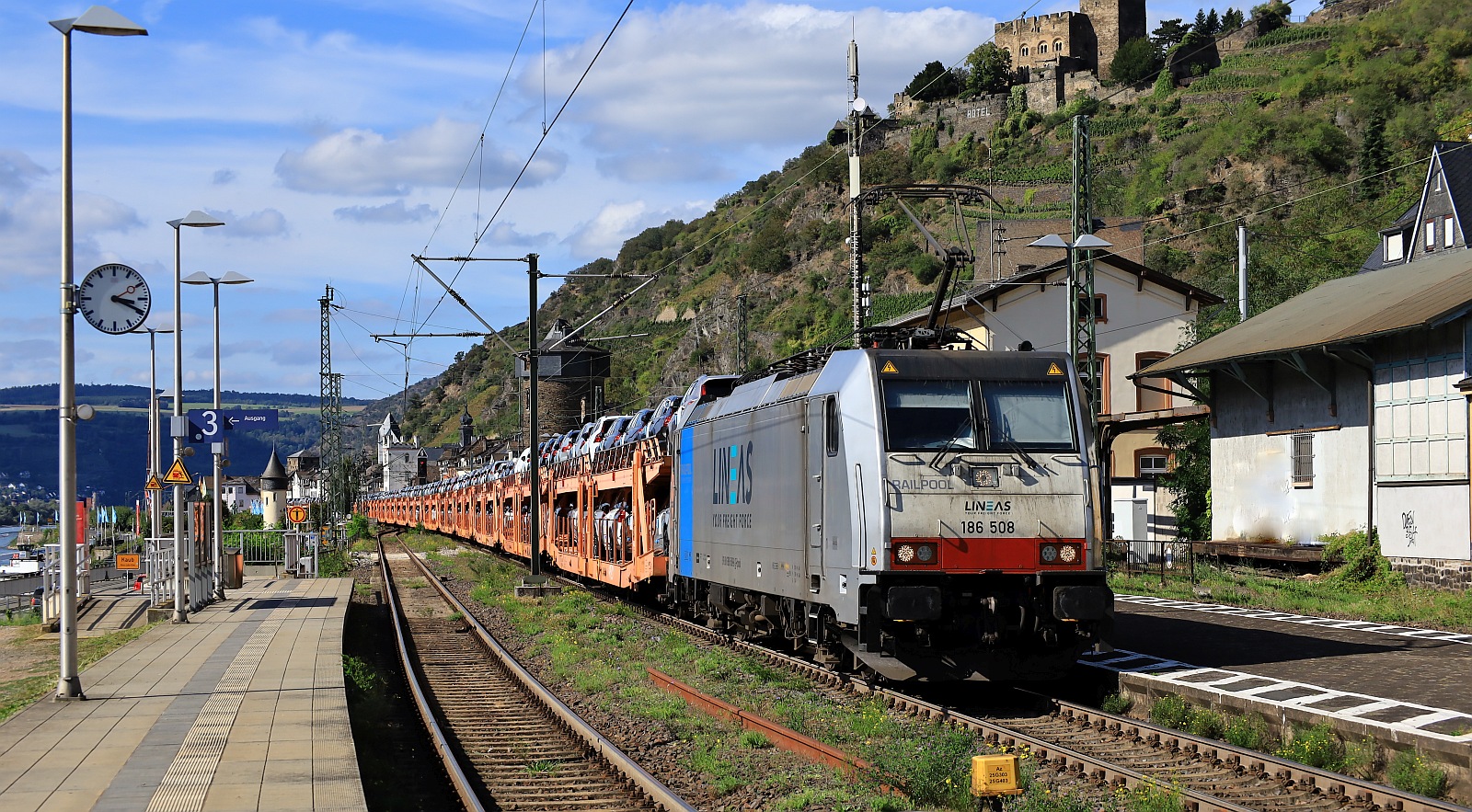 Railpool/Lineas 186 508 mit SITFA Autotransportzug. Kaub 14.09.2023