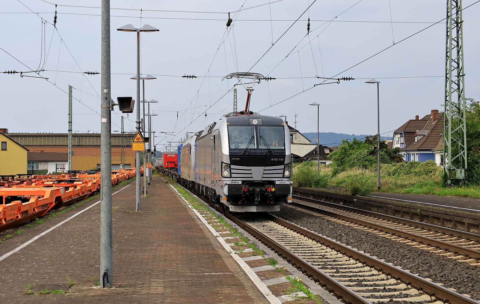 Railpool/TXL 193 130-2 REV/MMAL/05.07.23 mit TXLA 185 418 und Gruber KLV Rheinbrohl 1.09.2023000