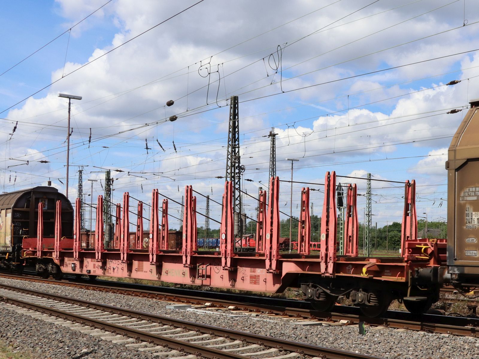 Rbns Drehgestell-Flachwagen mit Rungen. Aufschrift  DB Schenker  und Nummer 81 80 D-DB 3507 825 Gterbahnhof Oberhausen West 11-07-2024.



Rbns vierassige rongenwagen met opschrift  DB Schenker  en nummer 81 80 D-DB 3507 825 goederenstation Oberhausen West 11-07-2024.