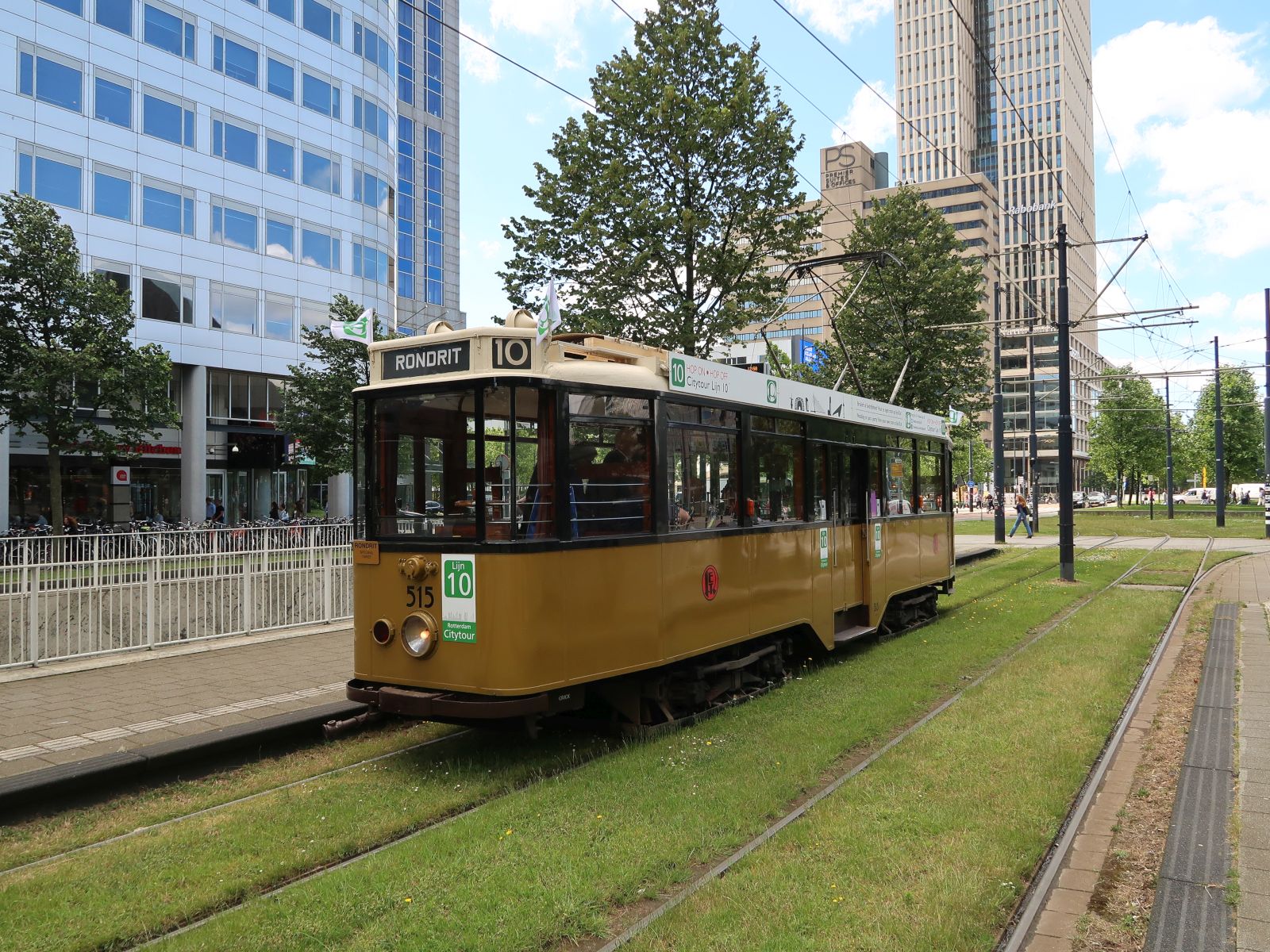 RET Strassenbahnfahrzeug 515 Werkspoor Baujahr 1931. Haltestelle Rotterdam Centraal. Weena, Rotterdam 04-07-2024.


RET tram 515 motorwagen bouwjaar 1931 door Werkspoor. Halte Rotterdam Centraal. Weena, Rotterdam 04-07-2024.