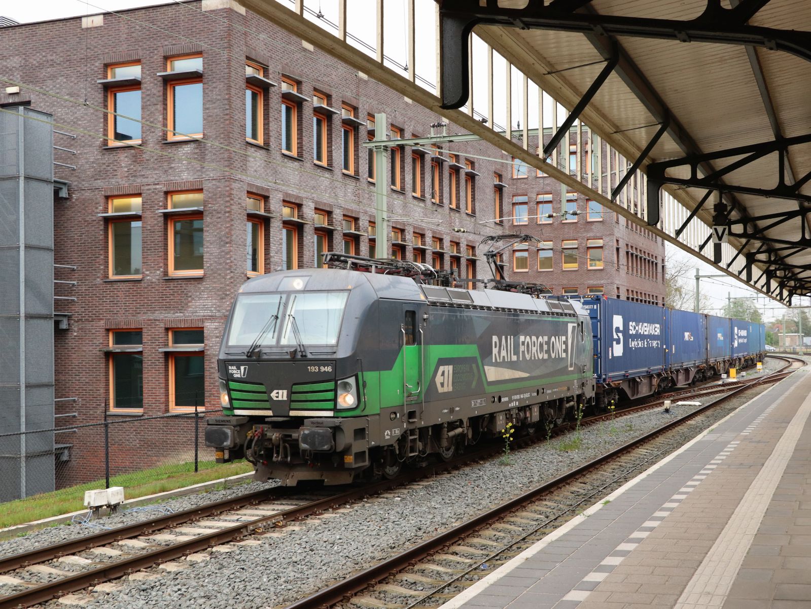 RFO (Rail Force One) Vectron Lokomotive 193 946-1  (91 80 6193 946-1 D-ELOC) Gleis 1 Bahnhof Hengelo 17-04-2025.

RFO (Rail Force One) Vectron locomotief 193 946-1  (91 80 6193 946-1 D-ELOC) spoor 1 station Hengelo 17-04-2025.