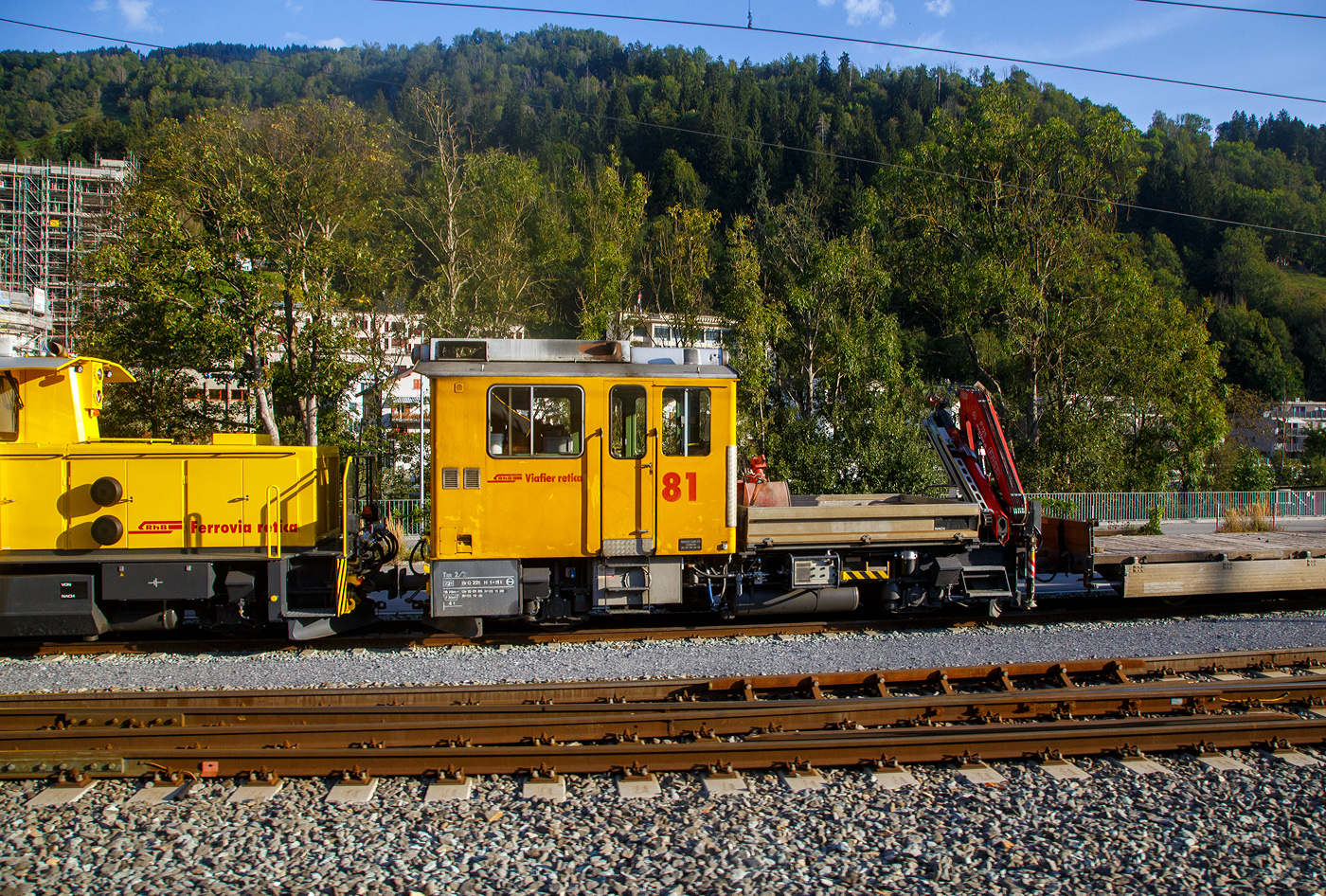 RhB Tm 2/2 81 (Bahndienst Ilanz) abgestellt am 07 September 2021 beim Bahnhof Castrisch (aufgenommen aus einem Zug heraus).

Der Baudienst-Traktor Tm 2/2 81 wurde1985 von RACO (Robert Aebi AG, Zürich) unter der Fabriknummer 1900 gebaut, die RACO Typbezeichnung ist 420 CT4, welche bedeut:
420 = Leistung des Motors in PS 
C = Cummins-Dieselmotor (D = Deutz-Dieselmotor),
T = Twin disk Getriebe
4 = Bauart mit Plattform (kurz oder lang)

Beim Bau der 1985 wiederum von RACO gelieferten Tm 2/2 81 bis 84 flossen viele Erfahrungen der RhB ein. Die speziell für den Baudienst konzipierten Traktoren verfügen über ein geräumiges Führerhaus, eine kippbare Ladepritsche und einen hydraulischen Kran, vom Typ FASSI F125, der auch mit Baggerschaufeln ausgestattet werden kann.

Ein hydraulischer Drehmomentwandler überträgt die Kraft des 336 kW starken Cummins- 6-Zylinder-Dieselmotors vom Typ KT-1150-L auf ein Dreigang-Lastschaltgetriebe. Die damals neuartige Wirbelstrombremse bewährte sich gut.

TECHNISCHE DATEN:
Spurweite: 1.000 mm
Achsfolge: B
Länge über Puffer: 8.790 mm
Breite: 2.700 mm
Achsabstand: 4.750 mm
Treibraddurchmesser:  750 mm
Leergewicht: 22 t
Ladegewicht: 4 t
Ladefläche: 7,3 m²
Höchstgeschwindigkeit: 50 km/h (80 km/h Schleppfahrt)
Motorbauart: 6-Zylinder-Dieselmotor
Motortyp: Cummins KT-1150-L
Motorleistung:  336 kW 
Anfahrzugkraft: 78 kN 
Stundenzugkraft: 30 kN bei 25 km/h
Leistungsübertragung: hydraulisch
