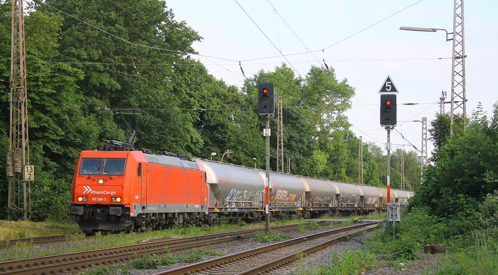 Rhein Cargo 185 586-5 mit Staubkesselwagen Ratingen-Lintorf 05.06.2024