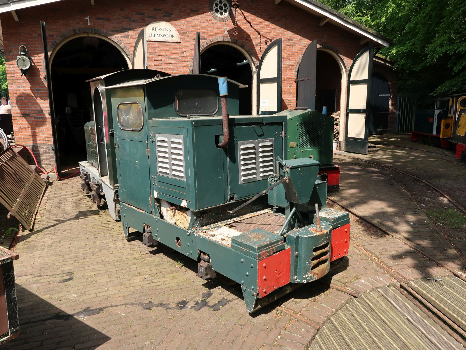 Rijssens Leemspoor Diesellok Nummer 6 20/28HP Simplex 201 HP 9290 Motor Rail Bedford (Simplex) Baujhar 1948. Schmallspurmuseum Leemspoor, Rijssen 09-05-2024.

Rijssens Leemspoor diesellocomotief nummer 6 20/28HP  Simplex 201 HP 9290 gebouwd door Motor Rail Bedford (Simplex) bouwjaar 1948. smalspoormuseum Leemspoor, Rijssen 09-05-2024.