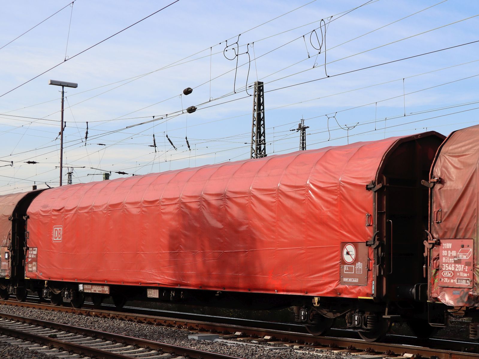 Rilns DB Cargo Drehgestell-Flachwagen mit Schiebeplanenhaube mit Nummer 31 RIV 80 D-DB 3546 503-4 Gterbahnhof Oberhausen West 18-10-2024.

Rilns DB Cargo vierassige platte wagen met zeildoek met nummer 31 RIV 80 D-DB 3546 503-4 goederenstation Oberhausen West 18-10-2024.