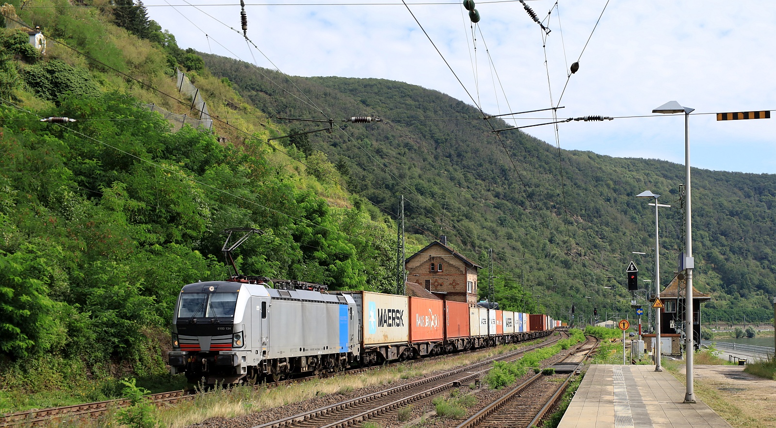 RP 193 134-4 REV/MMAL/01.08.23 mit Containerzug gen Koblenz. Kaub 05.08.2024