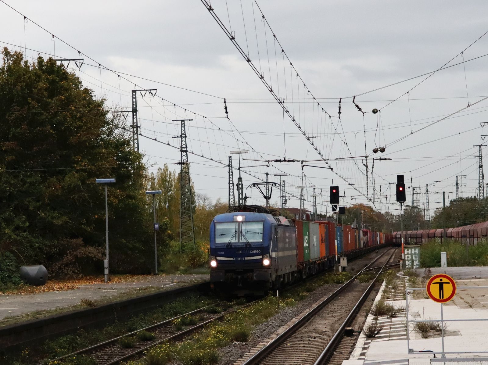 RTB Cargo Lokomotive 193 792-9 (91 80 6193 792-9 D-ELOC) Gleis 2 Emmerich am Rhein 03-11-2022.

RTB Cargo locomotief 193 792-9 (91 80 6193 792-9 D-ELOC) spoor 2 Emmerich 03-11-2022.