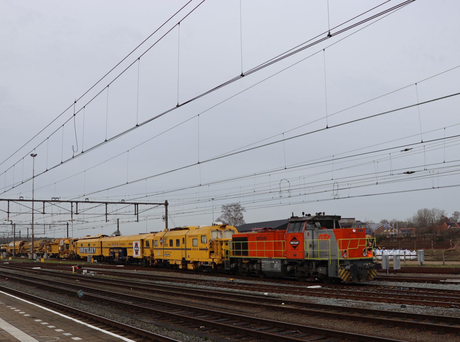 RTS Rail Swietelsky Rail Benelux diesellocomotief 92 84 2275 101-8 NL-ATLU mit Bauzug Bahnhof Amersfoort Centraal 20-02-2024.

RTS Rail Swietelsky Rail Benelux diesellocomotief 92 84 2275 101-8 NL-ATLU met werktrein station Amersfoort Centraal 20-02-2024.