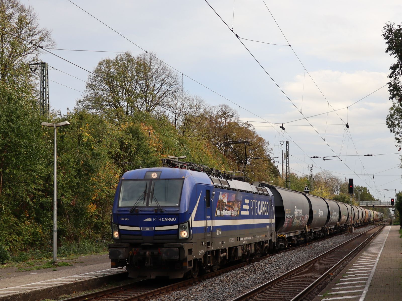 Rurtalbahn Cargo Lokomotive 193 564-2 Gleis 2 Bahnhof Empel-Rees 03-11-2022.

Rurtalbahn Cargo locomotief 193 564-2 spoor 2 station Empel-Rees 03-11-2022.