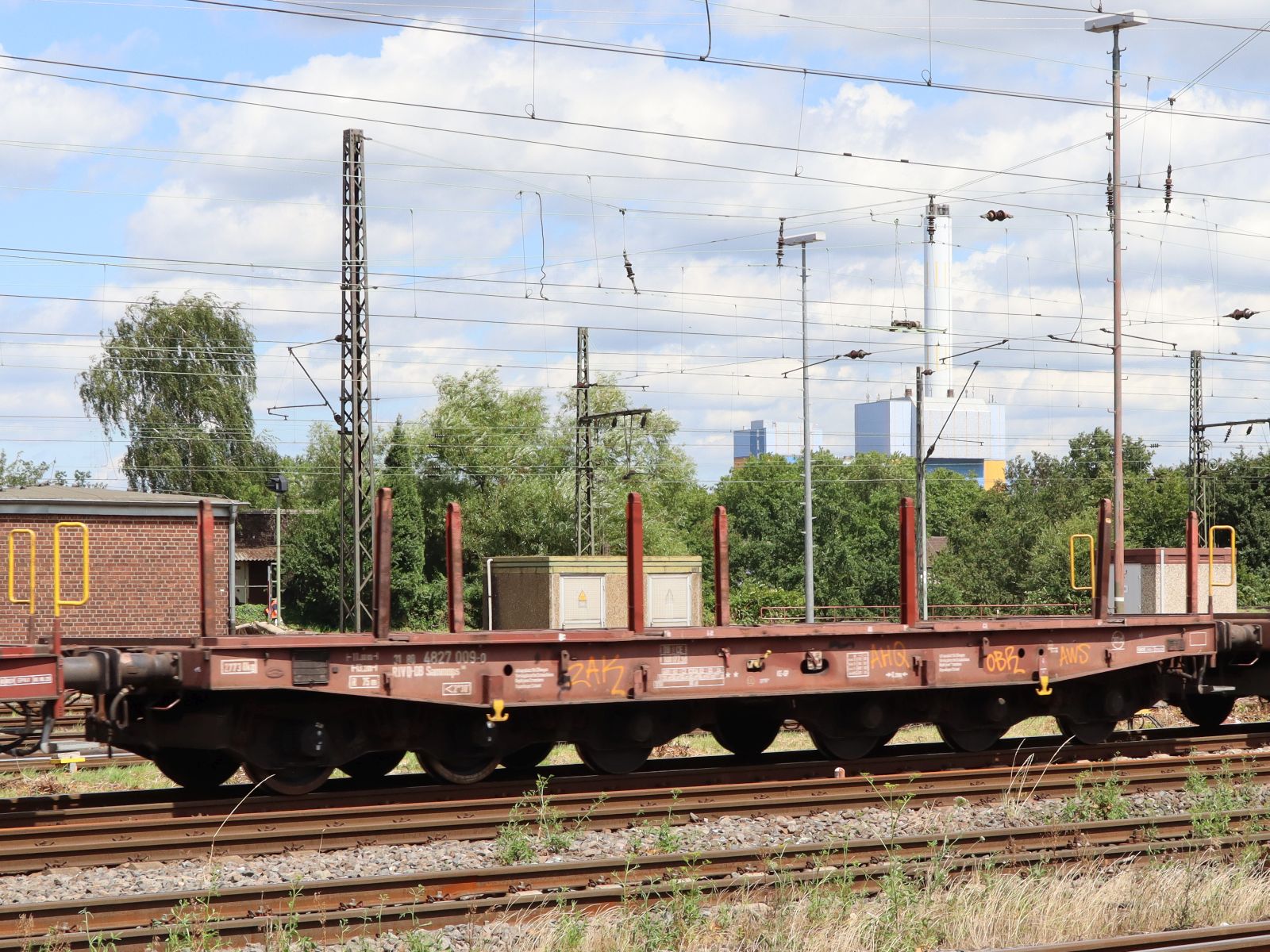 Sammnps DB Cargo Drehgestell-Flachwagen mit Nummer 31 RIV 80 D-DB 4827 009-0 Gterbahnhof Oberhausen West 11-07-2024.

Sammnps zesassige platte wagen van DB Cargo met nummer 31 RIV 80 D-DB 4827 009-0 goederenstation Oberhausen West 11-07-2024.