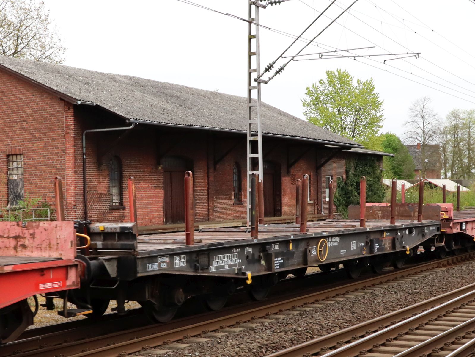 Samms 710 Drehgestell-Flachwagen mit Nummer 31 RIV 80 D-DB 4863 386-7 Bahnhof Salzbergen, Deutschland 17-04-2025.

Samms 710 zesassige platte wagen met nummer 31 RIV 80 D-DB 4863 386-7 station Salzbergen, Duitsland 17-04-2025.