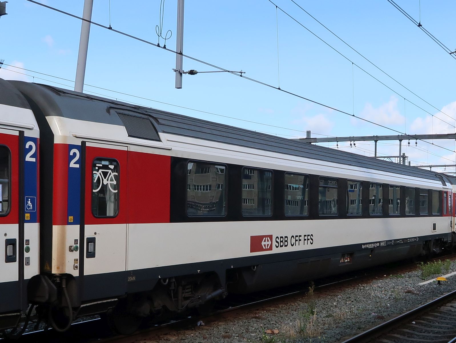 SBB Bpm D-Zugwagen 2. Klasse mit Fahrradabteil nummer 61 85 20-90 2XX-2. Gleis 5 Utrecht Centraal Station, Niedelande 05-08-2025.


SBB Bpm D-trein rijtuig tweede klasse met fietsafdeling nummer 61 85 20-90 2XX-2. Spoor 5 Utrecht CS 05-08-2025.